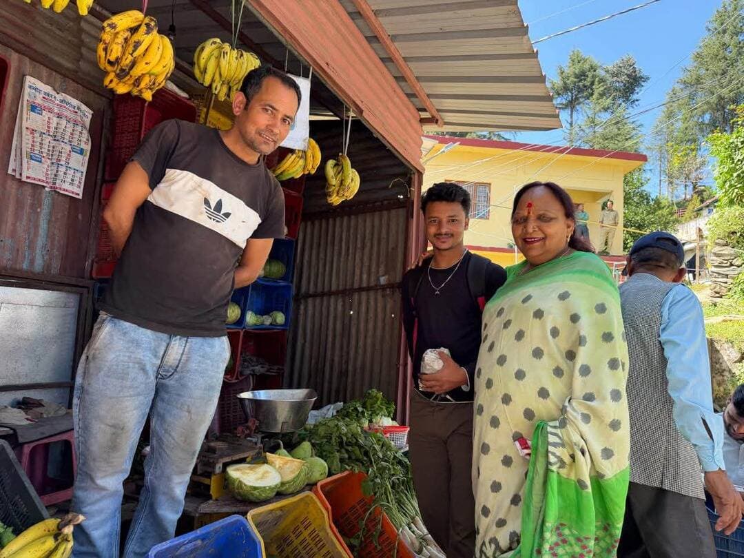 #कंडोलिया मार्केट में जनसंपर्क, कांग्रेस के पक्ष में मांगा समर्थन
कांग्रेस नेत्री अरुणा कुमार ने पुष्पेंद्र रावत (पप्पू भाई) जी की अध्यक्षता में कंडोलिया मार्केट का भ्रमण कर स्थानीय व्यापारियों एवं क्षेत्रवासियों से आत्मीय मुलाकात की।
इस दौरान जयपाल सिंह, बी.पी. गौड़, प्रदीप, विनोद सिंह रावत, जगदीश, दीपक सिंह, नरेश रावत, जसवंत रावत, किशोर, पटवाल जी, उमेश पाल, आशीष पटवाल, केसर सिंह, कमल, संजय रावत, सोहन, प्रमोद, ठाकुर सिंह, रामलाल सिंह रावत, सुनील कुमार, जसपाल रावत, सोनम पटवाल, शुभम रावत सहित अनेक लोगों से जनसंपर्क कर संवाद किया।
अरुणा कुमार ने कांग्रेस की नीतियों और जनहित के मुद्दों को लेकर लोगों से चर्चा की और आगामी चुनाव में कांग्रेस के समर्थन की अपील की।
जनता का साथ, कांग्रेस के साथ—बदलाव की नई शुरुआत।
#अरुणाकुमार #कांग्रेस #कंडोलिया #जनसंपर्क #कांग्रेसकेसाथ #पौड़ी