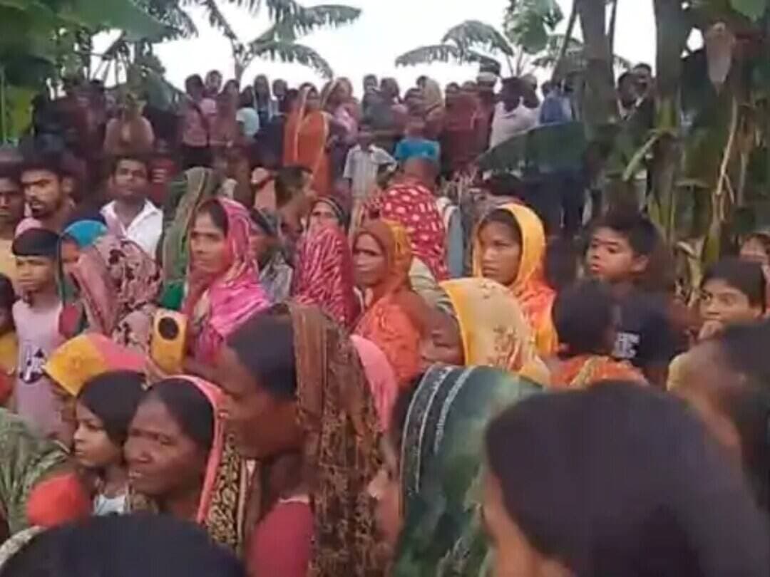 Samastipur : मोरवा में बिजली के तार की चपेट में आने से महिला की मौत, विभाग के खिलाफ ग्रामीणों में आक्रोश.
समस्तीपुर के मोरवा में जमीन पर गिरे बिजली के तार की चपेट में आने से एक महिला की मौत हो गई। मृतका की पहचान गुणाई बसही पंचायत निवासी बालेश्वर साहनी की पत्नी बनारसी देवी के रूप में हुई है। ग्रामीणों का आरोप है कि जर्जर तार की मरम्मत के लिए कई बार बिजली विभाग को सूचना दी गई, लेकिन कोई कार्रवाई नहीं हुई। हादसे के बाद ग्रामीणों में भारी नाराजगी है।
<nis:link nis:type=tag nis:id=samastipur nis:value=Samastipur nis:enabled=true nis:link/> <nis:link nis:type=tag nis:id=breakingnews nis:value=BreakingNews nis:enabled=true nis:link/> <nis:link nis:type=tag nis:id=samastipurnews nis:value=SamastipurNews nis:enabled=true nis:link/> <nis:link nis:type=tag nis:id=biharnews nis:value=BiharNews nis:enabled=true nis:link/> <nis:link nis:type=tag nis:id=बिजलीकरंट nis:value=बिजलीकरंट nis:enabled=true nis:link/> <nis:link nis:type=tag nis:id=महिलाकीमौत nis:value=महिलाकीमौत nis:enabled=true nis:link/> <nis:link nis:type=tag nis:id=बिजलीविभाग nis:value=बिजलीविभाग nis:enabled=true nis:link/> <nis:link nis:type=tag nis:id=electricshock nis:value=ElectricShock nis:enabled=true nis:link/> <nis:link nis:type=tag nis:id=बिजलीकातार nis:value=बिजलीकातार nis:enabled=true nis:link/> <nis:link nis:type=tag nis:id=ग्रामीणोंमेंआक्रोश nis:value=ग्रामीणोंमेंआक्रोश nis:enabled=true nis:link/> <nis:link nis:type=tag nis:id=समस्तीपुर nis:value=समस्तीपुर nis:enabled=true nis:link/> <nis:link nis:type=tag nis:id=morwa nis:value=Morwa nis:enabled=true nis:link/> <nis:link nis:type=tag nis:id=मोरवा nis:value=मोरवा nis:enabled=true nis:link/> <nis:link nis:type=tag nis:id=biharbreakingnews nis:value=BiharBreakingNews nis:enabled=true nis:link/> <nis:link nis:type=tag nis:id=samastipurtoday nis:value=SamastipurToday nis:enabled=true nis:link/>