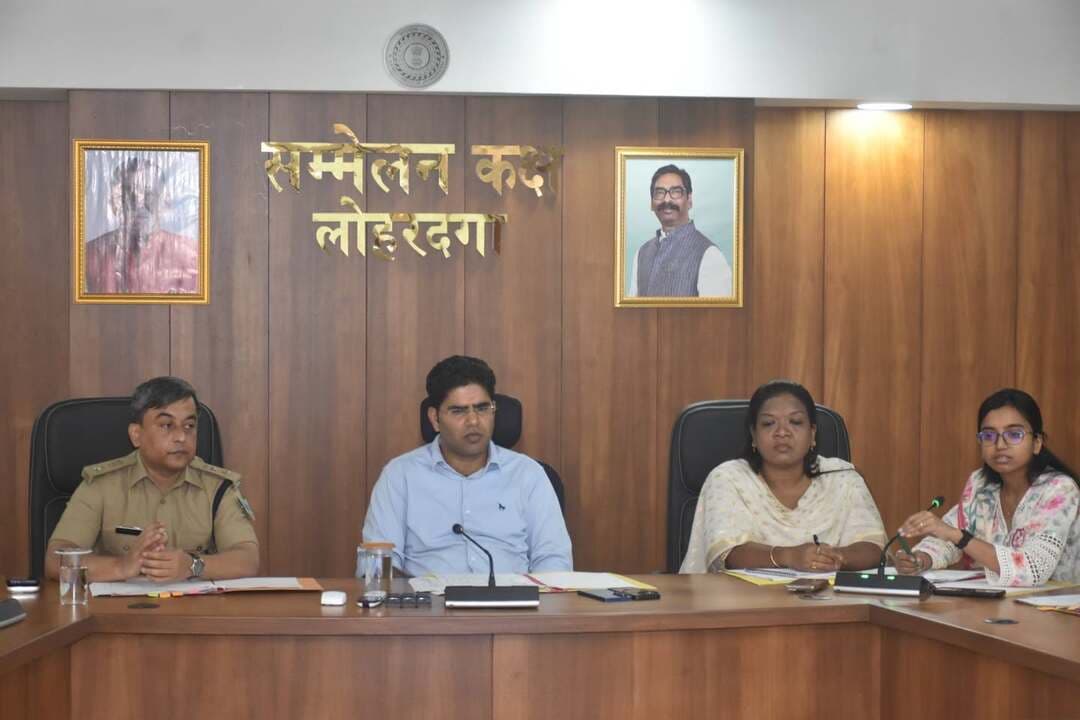 📢 लोहरदगा में वर्ष 2027 की बोर्ड परीक्षा को लेकर तैयारी शुरू, मैट्रिक के 17 और इंटर के 14 परीक्षा केंद्र निर्धारित!
📍 लोहरदगा, 12 अक्टूबर 2026।
लोहरदगा जिले में वर्ष 2027 में आयोजित होने वाली वार्षिक माध्यमिक (मैट्रिक) एवं इंटरमीडिएट परीक्षा को लेकर जिला प्रशासन ने तैयारी शुरू कर दी है। सोमवार को उपायुक्त संदीप कुमार मीना की अध्यक्षता में समाहरणालय सभाकक्ष में परीक्षा केंद्र निर्धारण को लेकर चयन समिति की बैठक आयोजित की गई।
बैठक में झारखंड अधिविद्य परिषद (जैक) के दिशा-निर्देशों के अनुसार विचार-विमर्श के बाद मैट्रिक परीक्षा के लिए 17 और इंटरमीडिएट परीक्षा के लिए 14 परीक्षा केंद्र निर्धारित करने का सर्वसम्मति से निर्णय लिया गया।
📚 मैट्रिक में 6,669 और इंटर में 5,043 परीक्षार्थी होंगे शामिल
वर्ष 2027 की वार्षिक माध्यमिक परीक्षा में कुल 6,669 परीक्षार्थी शामिल होंगे। वहीं, इंटरमीडिएट परीक्षा में कुल 5,043 परीक्षार्थी परीक्षा देंगे।
इंटरमीडिएट परीक्षा में संकायवार परीक्षार्थियों की संख्या इस प्रकार है:
🔹 कला संकाय – 4,142 परीक्षार्थी
🔹 विज्ञान संकाय – 614 परीक्षार्थी
🔹 वाणिज्य संकाय – 287 परीक्षार्थी
परीक्षा को कदाचारमुक्त बनाने पर जोर
बैठक में परीक्षा केंद्रों के चयन से संबंधित विभिन्न बिंदुओं पर चर्चा की गई। जिला प्रशासन ने परीक्षा के सुव्यवस्थित, निष्पक्ष एवं कदाचारमुक्त संचालन को ध्यान में रखते हुए जैक के दिशा-निर्देशों के अनुरूप केंद्र निर्धारण की प्रक्रिया पूरी करने पर जोर दिया।
बैठक में पुलिस अधीक्षक सादिक अनवर रिजवी, परियोजना निदेशक आईटीडीए सुषमा नीलम सोरेंग, डीएसपी मुख्यालय समीर तिर्की, जिला शिक्षा पदाधिकारी दास सुनंदा चंद्रमौलेश्वर, सांसद प्रतिनिधि साजिद अहमद, विधायक प्रतिनिधि निशीथ जायसवाल सहित चयन समिति के अन्य सदस्य उपस्थित थे।
📌 लोहरदगा से जुड़ी शिक्षा एवं जिले की ताजा खबरों के लिए जुड़े रहें IHQ PUBLIC INDIA के साथ।
#लोहरदगा #मैट्रिकपरीक्षा2027 #इंटरमीडिएटपरीक्षा #बोर्डपरीक्षा #झारखंड #शिक्षा #IHQPublicIndia