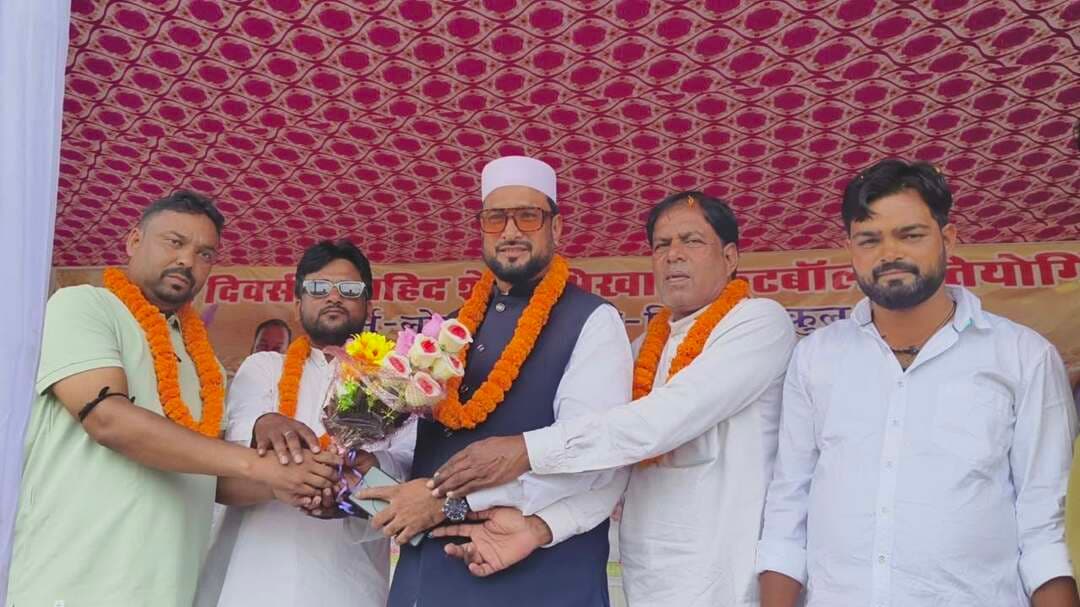 कुरसे गांव में शहीद शेख भिखारी फुटबॉल टूर्नामेंट का आगाज, 32 टीमें ले रहीं हिस्सा; 14 अक्टूबर को फाइनल के दिन होगा सांस्कृतिक कार्यक्रम
हाजी अब्दुल जब्बार ने किया उद्घाटन, शहीद के आदर्शों पर चलने का दिया संदेश
लोहरदगा: सदर प्रखंड के हेसल पंचायत अंतर्गत कुरसे गांव स्थित राजकीयकृत मध्य विद्यालय के फुटबॉल मैदान में रविवार को चार दिवसीय शहीद शेख भिखारी फुटबॉल प्रतियोगिता का भव्य शुभारंभ हुआ। प्रतियोगिता में कुल 32 टीमें हिस्सा ले रही हैं। टूर्नामेंट को लेकर खिलाड़ियों और खेल प्रेमियों में खासा उत्साह देखने को मिल रहा है। 14 अक्टूबर को फाइनल मुकाबले के दिन सांस्कृतिक कार्यक्रम का भी आयोजन किया जाएगा।
हाजी अब्दुल जब्बार ने किया उद्घाटन
प्रतियोगिता का उद्घाटन अंजुमन इस्लामिया लोहरदगा के नाजिम-ए-आला सह मोमिन कॉन्फ्रेंस के प्रदेश महासचिव हाजी अब्दुल जब्बार ने अन्य अतिथियों के साथ खिलाड़ियों से परिचय प्राप्त कर किया। इस दौरान अतिथियों ने खिलाड़ियों का उत्साह बढ़ाया और खेल भावना के साथ प्रतियोगिता में भाग लेने की अपील की।
उद्घाटन मुकाबले में रॉयल झारखंड की जीत
प्रतियोगिता का उद्घाटन मुकाबला एचएफसी हिरे टोली और रॉयल झारखंड के बीच खेला गया। रोमांचक मुकाबले में रॉयल झारखंड ने एचएफसी हिरे टोली को पराजित कर अगले चक्र में प्रवेश किया। मैच के दौरान मैदान में खिलाड़ियों का उत्साह देखने लायक रहा।
शहीद शेख भिखारी के आदर्शों को जन-जन तक पहुंचाने का प्रयास
मौके पर हाजी अब्दुल जब्बार ने कहा कि शहीद शेख भिखारी के आदर्शों और उनके बलिदान को जन-जन तक पहुंचाना सभी की जिम्मेदारी है। उनके नाम पर आयोजित इस प्रतियोगिता से युवाओं को खेल के प्रति प्रोत्साहन मिलने के साथ-साथ अपने गौरवशाली इतिहास से जुड़ने की प्रेरणा भी मिलेगी।
कुड़ू प्रखंड के उपप्रमुख सह कांग्रेस नेता ऐनुल अंसारी ने कहा कि कुरसे जैसे ग्रामीण क्षेत्र में शहीद शेख भिखारी के सम्मान और उनकी विरासत को आगे बढ़ाने के उद्देश्य से फुटबॉल प्रतियोगिता का आयोजन सराहनीय पहल है। ऐसे आयोजनों से ग्रामीण क्षेत्र की खेल प्रतिभाओं को अपनी क्षमता प्रदर्शित करने का बेहतर मंच मिलता है।
14 अक्टूबर को फाइनल के साथ सांस्कृतिक कार्यक्रम
आयोजकों के अनुसार, चार दिवसीय फुटबॉल प्रतियोगिता का फाइनल मुकाबला 14 अक्टूबर को खेला जाएगा। फाइनल के अवसर पर सांस्कृतिक कार्यक्रम का भी आयोजन होगा। इससे खेल प्रेमियों के साथ-साथ स्थानीय लोगों को भी मनोरंजन का अवसर मिलेगा। प्रतियोगिता के माध्यम से ग्रामीण क्षेत्र में खेल के प्रति रुचि बढ़ाने और युवाओं को अपनी प्रतिभा निखारने के लिए प्रोत्साहित करने का प्रयास किया जा रहा है।
कई गणमान्य लोग रहे उपस्थित
उद्घाटन समारोह में टूर्नामेंट के संरक्षक हातिम अंसारी, अध्यक्ष छोटू उर्फ फरहान, सचिव अरसिलान, कोषाध्यक्ष तबारक अंसारी, युवा अध्यक्ष खुर्शीद अंसारी, सचिव मेराज अंसारी, उपाध्यक्ष रमजान एवं तबरेज अंसारी तथा पूर्व पंचायत समिति सदस्य रफीक अंसारी सहित अन्य अतिथि उपस्थित रहे।
कुरसे गांव में आयोजित यह प्रतियोगिता खेल के साथ-साथ शहीद शेख भिखारी की स्मृति और उनके आदर्शों को आगे बढ़ाने का प्रयास है। 14 अक्टूबर को होने वाले फाइनल मुकाबले और सांस्कृतिक कार्यक्रम को लेकर स्थानीय लोगों में उत्साह है।
#लोहरदगा #कुरसेगांव #शहीदशेखभिखारी #फुटबॉलटूर्नामेंट #फुटबॉलप्रतियोगिता #सांस्कृतिककार्यक्रम #झारखंड #IHQPublicIndia
