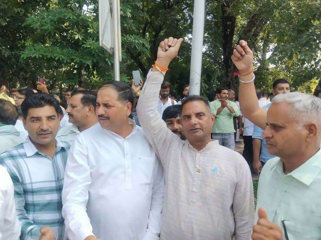 दिल्ली में कांग्रेस का शक्ति प्रदर्शन! ‘वोट चोरी’ के मुद्दे पर सड़क पर उतरे यमुनानगर के कांग्रेसी नेता! ✋🇮🇳
📍 दिल्ली प्रदर्शन में शामिल हुए कांग्रेस जिला अध्यक्ष नरपाल सिंह गुर्जर सहित कई वरिष्ठ नेता!
कांग्रेस के दिल्ली प्रदर्शन में जिला अध्यक्ष नरपाल सिंह गुर्जर, ब्लॉक अध्यक्ष परमजीत धीमान, ब्लॉक अध्यक्ष गुलजार नंबरदार भग्गूमाजरा और ब्लॉक अध्यक्ष बिलासपुर एडवोकेट प्रवीण राणा ने भाग लिया।
✋ कांग्रेस नेताओं ने पार्टी के विरोध प्रदर्शन में शामिल होकर संगठन की एकजुटता और अपने राजनीतिक रुख का प्रदर्शन किया।
🔥 ‘वोट चोरी’ के मुद्दे पर कांग्रेस का विरोध जारी! दिल्ली में जुटे पार्टी के नेता और कार्यकर्ता!
📢 देखिए राजनीतिक हलचल से जुड़ी हर बड़ी खबर सिर्फ राष्ट्रीय कदम न्यूज़ पर।
#राष्ट्रीयकदमन्यूज़ #Congress #DelhiProtest #VoteChori #HaryanaCongress #Yamunanagar #CongressProtest #PoliticalNews
