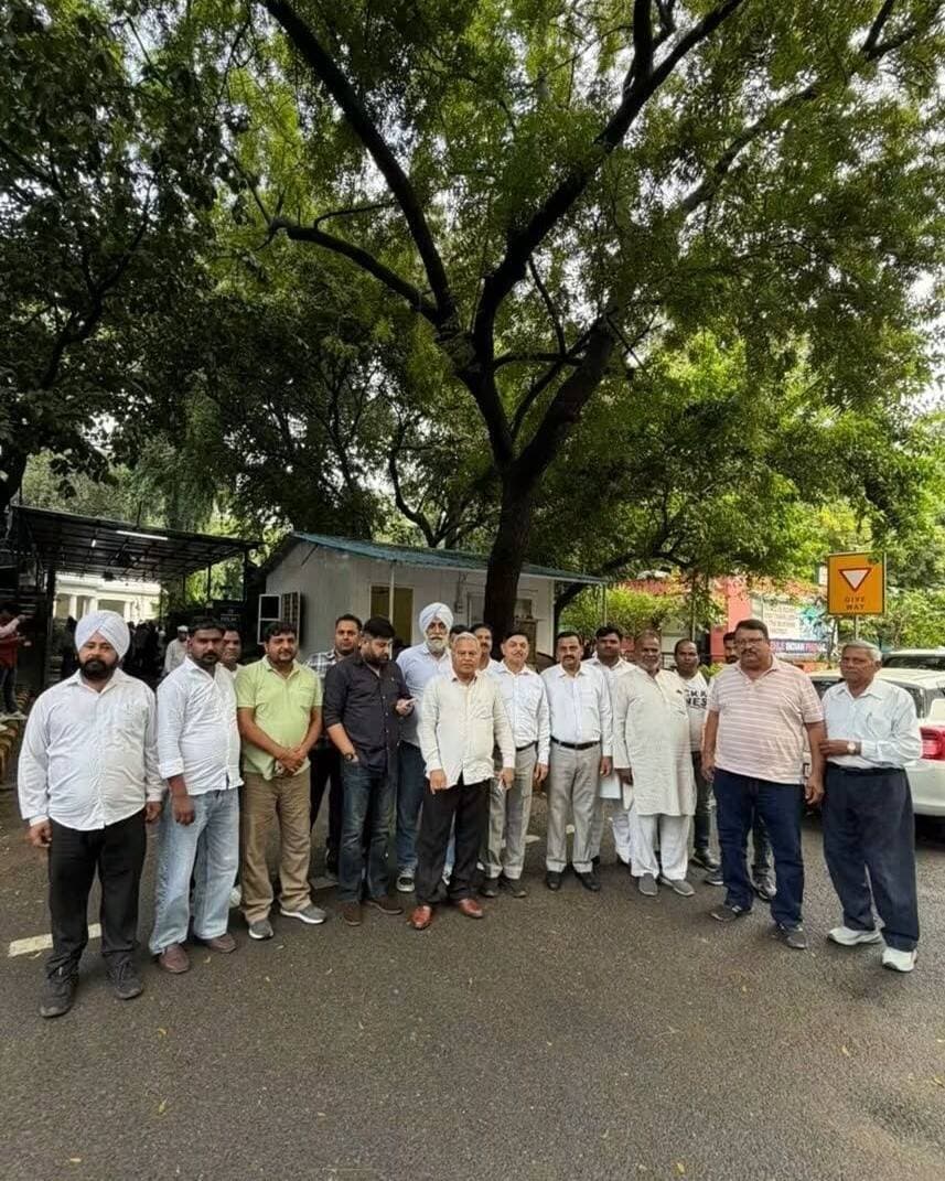 वोट चोरी के खिलाफ कांग्रेस का प्रदर्शन, पूर्व विधायक प्रत्याशी रमन त्यागी साथियों संग दिल्ली पहुंचे
भूपेंद्र हुड्डा और दीपेंद्र हुड्डा से की मुलाकात, कांग्रेस नेताओं ने वोट चोरी के मुद्दे पर उठाई आवाज
यमुनानगर। (राष्ट्रीय कदम) ब्यूरो: वोट चोरी के मुद्दे को लेकर कांग्रेस पार्टी द्वारा आयोजित प्रदर्शन में शामिल होने के लिए यमुनानगर से पूर्व कांग्रेस प्रत्याशी रमन त्यागी अपने साथियों के साथ दिल्ली पहुंचे। इस दौरान उन्होंने कांग्रेस के वरिष्ठ नेता एवं नेता प्रतिपक्ष भूपेंद्र सिंह हुड्डा और सांसद दीपेंद्र सिंह हुड्डा से मुलाकात की।
रमन त्यागी ने इस दौरान कहा कि कांग्रेस पार्टी वोट चोरी के मुद्दे को लेकर मैदान में है और लोकतांत्रिक व्यवस्था में मतदाताओं के अधिकारों की रक्षा के लिए आवाज उठा रही है। उन्होंने अपने साथियों के साथ प्रदर्शन में भागीदारी करते हुए पार्टी के अभियान के प्रति समर्थन जताया।
कांग्रेस पार्टी लगातार मतदाता सूची और चुनावी प्रक्रिया की पारदर्शिता से जुड़े मुद्दों को उठा रही है। पार्टी का कहना है कि लोकतंत्र में प्रत्येक मतदाता के वोट का महत्व है और चुनावी प्रक्रिया निष्पक्ष एवं पारदर्शी होनी चाहिए।
रमन त्यागी की भूपेंद्र हुड्डा और दीपेंद्र हुड्डा से मुलाकात के दौरान कांग्रेस कार्यकर्ताओं में उत्साह देखने को मिला। वोट चोरी के मुद्दे पर कांग्रेस के इस प्रदर्शन को लेकर पार्टी कार्यकर्ताओं ने अपना समर्थन व्यक्त किया।