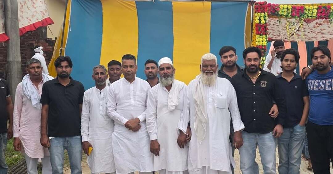 साढौरा विधानसभा क्षेत्र में अपनों के बीच पहुंचे बसपा के पूर्व प्रत्याशी बृजपाल छप्पर और रविंदर गिल मछरौली
दुख-सुख में शामिल होकर निभाई सामाजिक जिम्मेदारी, विभिन्न गांवों में सामाजिक एवं धार्मिक कार्यक्रमों में की शिरकत
साढौरा। साढौरा विधानसभा क्षेत्र में 11 अक्टूबर को बहुजन समाज पार्टी (बसपा) के पूर्व प्रत्याशी बृजपाल छप्पर और रविंदर गिल मछरौली ने अपने जनसंपर्क कार्यक्रम के तहत विभिन्न गांवों का दौरा किया। इस दौरान दोनों नेता लोगों के बीच पहुंचे और उनके दुख-सुख में शामिल होने के साथ-साथ सामाजिक एवं धार्मिक कार्यक्रमों में भी शिरकत की।
इस दौरान उन्होंने गांव सबलपुर, जुड्डा, जट्टान, मनसापुर, महरमपुर, बिलासपुर, जैतपुर और सुल्तानपुर सहित विभिन्न स्थानों पर पहुंचकर लोगों से मुलाकात की।
बृजपाल छप्पर और रविंदर गिल मछरौली ने स्थानीय लोगों से मिलकर उनका हालचाल जाना और सामाजिक कार्यक्रमों में भागीदारी की। उनका यह दौरा क्षेत्र के लोगों के साथ संपर्क बनाए रखने और सामाजिक आयोजनों में सहभागिता करने के उद्देश्य से रहा।
साढौरा विधानसभा क्षेत्र में इस प्रकार लोगों के बीच पहुंचकर उनके सुख-दुख में शामिल होना सामाजिक जीवन का महत्वपूर्ण हिस्सा माना जाता है। विभिन्न गांवों में आयोजित कार्यक्रमों के माध्यम से नेताओं ने स्थानीय लोगों से मुलाकात की और सामाजिक संबंधों को बनाए रखने की दिशा में अपनी भागीदारी निभाई।