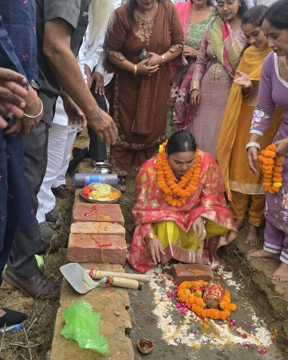 बिलासपुर में हारे का सहारा (सेवा धाम) का नींव शिलान्यास, विधायक रेनू बाला और ऋषिपाल चौधरी ने की शिरकत
बिलासपुर। (राष्ट्रीय कदम) ब्यूरो: बिलासपुर में हारे का सहारा (सेवा धाम) के निर्माण कार्य के लिए शुभ नींव शिलान्यास समारोह का आयोजन किया गया। इस अवसर पर साढौरा की विधायक श्रीमती रेनू बाला और वरिष्ठ भाजपा नेता एवं समाजसेवी इंजीनियर ऋषिपाल चौधरी ने मुख्य अतिथि के रूप में शिरकत की।
समारोह के दौरान सेवा धाम के निर्माण कार्य की विधिवत शुरुआत की गई। इस अवसर पर समाजसेवा, मानवता, करुणा और जरूरतमंदों की सहायता के महत्व पर जोर दिया गया। वक्ताओं ने कहा कि सेवा धाम जैसे जनकल्याणकारी प्रकल्प समाज में सहयोग, संवेदनशीलता और सेवा भावना को बढ़ावा देने में महत्वपूर्ण भूमिका निभाते हैं।
कार्यक्रम में उपस्थित गणमान्य व्यक्तियों एवं श्रद्धालुओं ने इस पुनीत कार्य की सराहना करते हुए सेवा धाम का निर्माण सफलतापूर्वक पूरा होने की मंगलकामना की। इस पहल को जरूरतमंदों की सहायता और मानवता की सेवा की दिशा में एक महत्वपूर्ण कदम माना गया।
समारोह ने समाज में सेवा और परोपकार की भावना को मजबूत करने का संदेश दिया। सेवा ही सबसे बड़ा धर्म है और मानवता की सेवा ही सच्ची सेवा है।