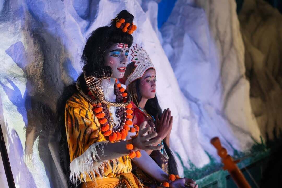 ⬇️सोर की सुप्रसिद्ध रामलीला के पहले दिन हुआ नारद मोह का शानदार मंचन⬇️
🔴🔴सोर समाचार के यूट्यूब चैनल पर रामलीला का लाइव प्रसारण रोजाना🔴🔴
लिंक :- https://youtube.com/@soarsamachar
पिथौरागढ़ :- श्री रामलीला प्रबन्धकारिणी समिति पिथौरागढ़ द्वारा आयोजित ऐतिहासिक 130वें रामलीला मंचन के प्रथम दिवस नारद मोह की लीला का शानदार मंचन किया गया। कलाकारों ने अपने अभिनय से दर्शकों को पौराणिक प्रसंग से रूबरू कराया।
लीला में दिखाया गया कि देवर्षि नारद की कठिन तपस्या से प्रभावित होकर देवराज इंद्र की आज्ञा से कामदेव उन्हें विचलित करने का प्रयास करते हैं, लेकिन असफल रहते हैं। इसके बाद नारद जी के मन में अहंकार उत्पन्न हो जाता है। उनके अहंकार को दूर करने के लिए भगवान विष्णु अपनी योगमाया से एक अद्भुत लीला रचते हैं। इसी दौरान राजकुमारी विश्वमोहिनी के स्वयंवर में नारद जी का मोहभंग होता है और कथा आगे चलकर भगवान श्रीराम के अवतार की पौराणिक पृष्ठभूमि से जुड़ती है।
नारद की भूमिका पंकज बिष्ट, विष्णु की प्रांजल वर्मा, कामदेव की रितिक, शिव की दिव्यांशु, पार्वती की गोलू और लक्ष्मी की भूमिका पीयूष ने निभाई। कलाकारों के अभिनय और प्रभावशाली मंचन ने रामलीला के पहले दिन को यादगार बनाया।
