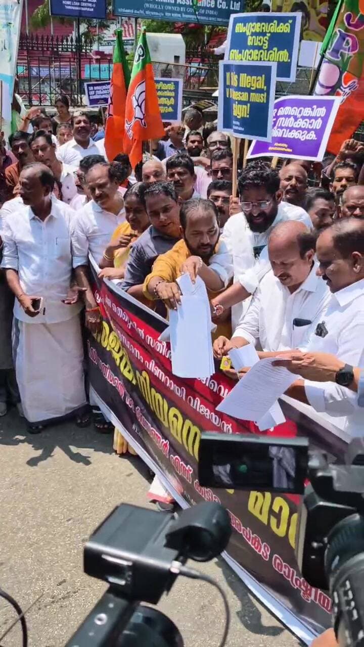 തിരുവനന്തപുരം: എസ്.ഐ.ആർ ക്രമക്കേട്: നിയമസഭയിലേക്ക് ബി.ജെ.പി മാർച്ച്; പ്രമേയം കത്തിച്ചു