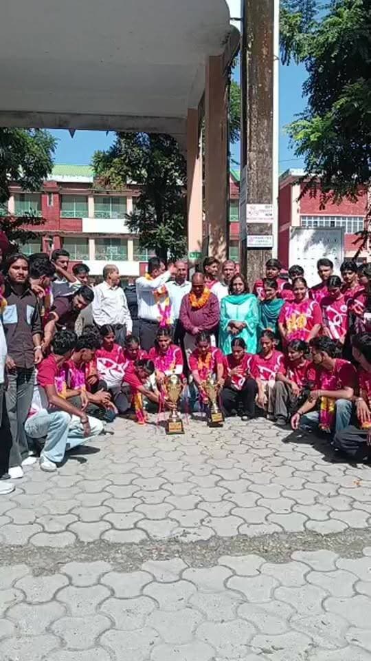 राजकीय महाविद्यालय पांवटा साहिब की हॉकी विजेता टीम और खिलाड़ियों का भव्य स्वागत,
प्रिंसिपल जगदीश चौहान ने दी बधाई, अपने बधाई संदेश में क्या कहा सुनिए