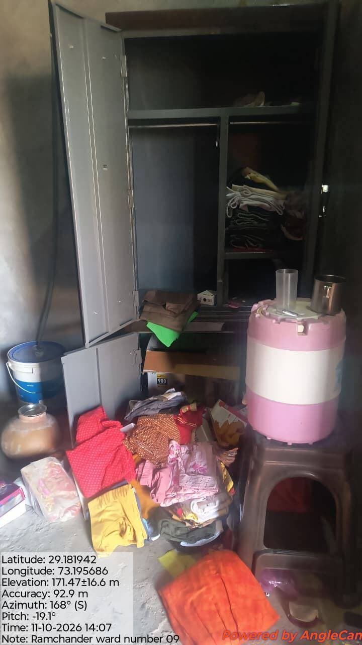 बंद मकान से सोने-चांदी के आभूषण और नकदी चोरी, परिवादी ने पुलिस को दी शिकायत,
अनूपगढ़ के वार्ड नंबर 09 में वारदात की आशंका, घर लौटने पर सामान बिखरा मिला
अनूपगढ़ के वार्ड नंबर 09 में बंद मकान से सोने-चांदी के आभूषण, नकदी और अन्य सामान चोरी होने का मामला सामने आया है। परिवादी रामचंद्र पुत्र महीराम निवासी वार्ड नंबर 09, अनूपगढ़ ने पुलिस को शिकायत देकर कार्रवाई की मांग की है।
शिकायत के अनुसार, परिवादी 10 अक्टूबर को सुबह करीब 9 बजे परिवार सहित घर से बाहर गया था। 11 अक्टूबर को दोपहर करीब 1 बजे वापस लौटने पर घर का सामान बिखरा हुआ मिला। परिवादी ने शिकायत में बताया कि मकान के मुख्य गेट पर ताला लगा हुआ था, लेकिन घर के अंदर रखे सामान की जांच करने पर आभूषण, नकदी और अन्य घरेलू सामान गायब मिला।
परिवादी ने अज्ञात व्यक्ति द्वारा मकान में घुसकर चोरी किए जाने की आशंका जताते हुए पुलिस से मामले की जांच कर चोरी हुए सामान का पता लगाने की मांग की है। पुलिस जांच के बाद ही घटना से जुड़े तथ्यों और चोरी हुए सामान की वास्तविक स्थिति स्पष्ट हो सकेगी।