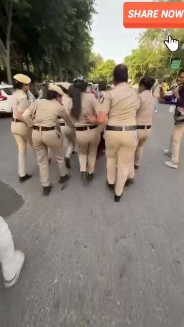 #जंतर-#मंतर पर #प्रदर्शन के दौरान महिला प्रदर्शनकारी को हिरासत में लेने का वीडियो वायरल
#नई #दिल्ली। #जंतर-#मंतर पर #मुख्य #चुनाव #आयुक्त #ज्ञानेश #कुमार के #इस्तीफे की मांग को लेकर चल रहे प्रदर्शन के दौरान दिल्ली पुलिस की कार्रवाई का एक वीडियो सोशल मीडिया पर वायरल हो रहा है। वीडियो में पुलिसकर्मी एक महिला प्रदर्शनकारी को पकड़कर ले जाते दिखाई दे रहे हैं। घटना को लेकर पुलिस के व्यवहार और प्रदर्शनकारियों के अधिकारों पर सवाल उठ रहे हैं। हालांकि, मामले में पुलिस का पक्ष और कार्रवाई की आधिकारिक जानकारी सामने आना बा
#Viral #video