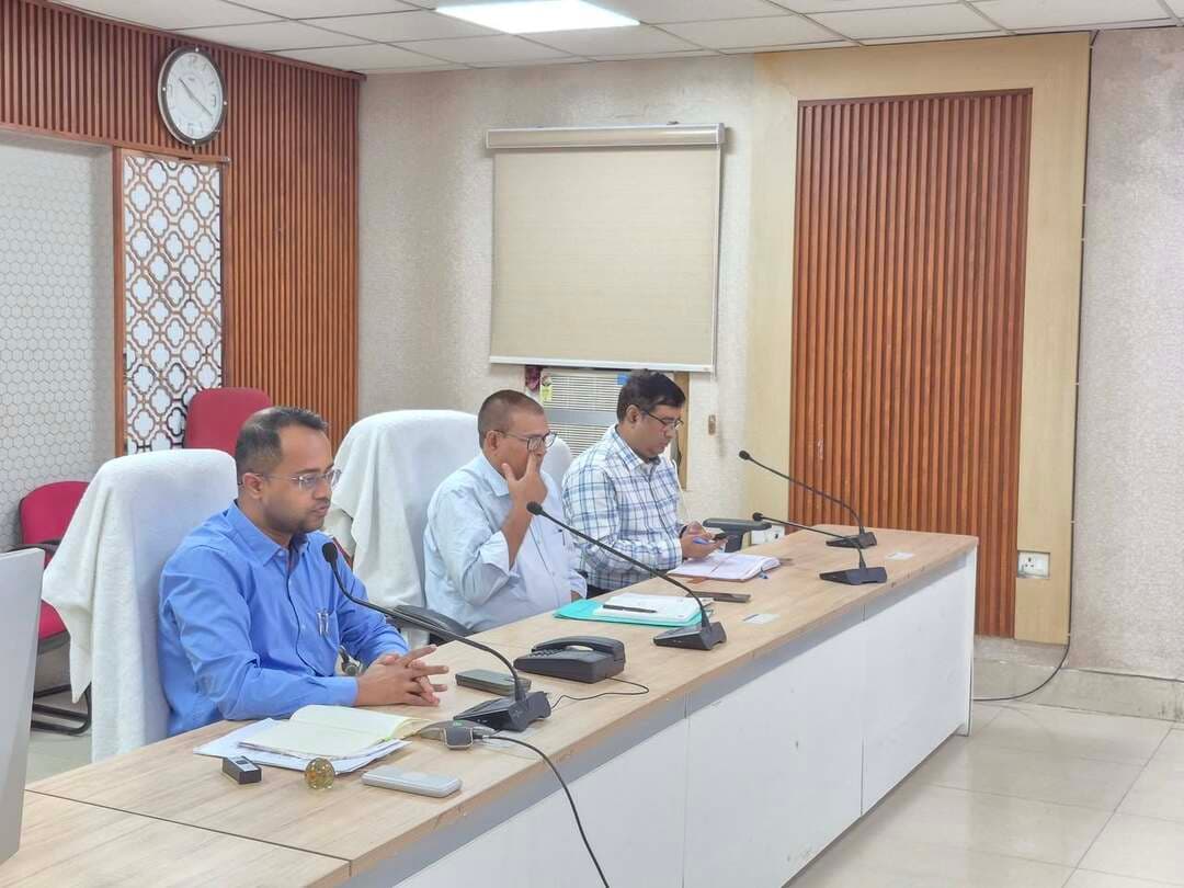जिला पदाधिकारी की अध्यक्षता में जिला स्तरीय विभागीय समन्वय समिति की बैठक आयोजित, बाढ़ से हुई क्षति का आकलन एवं लंबित मामलों के त्वरित निष्पादन का निर्देश
आज दिनांक 12 अक्टूबर 2026 को जिला पदाधिकारी, सारण श्री वैभव श्रीवास्तव की अध्यक्षता में जिला स्तरीय विभागीय समन्वय समिति की बैठक आयोजित की गई। बैठक में बाढ़ से हुई क्षति का आकलन, राहत कार्यों के वित्तीय अभिलेखों का संधारण, आधारभूत संरचनाओं की मरम्मत एवं पुनर्स्थापन तथा विभिन्न विभागों से संबंधित लंबित मामलों की समीक्षा की गई।
बाढ़ प्रभावित क्षेत्रों में सराहनीय कार्य के लिए पदाधिकारियों एवं कर्मियों की प्रशंसा
बैठक के प्रारंभ में जिला पदाधिकारी ने हाल के दिनों में बाढ़ प्रभावित क्षेत्रों में पदाधिकारियों एवं कर्मियों द्वारा किए गए सराहनीय कार्यों की प्रशंसा की। उन्होंने राहत एवं बचाव कार्यों के दौरान सभी संबंधित विभागों के समन्वित प्रयासों की सराहना करते हुए अब बाढ़ से हुई क्षति के सटीक आकलन, अभिलेखों के संधारण तथा प्रभावित क्षेत्रों में आवश्यक मरम्मत एवं पुनर्स्थापन कार्यों को प्राथमिकता देने का निर्देश दिया।
बाढ़ से हुई क्षति का आकलन एवं जियो-टैग्ड साक्ष्यों के साथ प्रतिवेदन देने का निर्देश
जिला पदाधिकारी ने बाढ़ आपदा से संबंधित पुरानी एवं नई सभी सूचियों का नियमानुसार सत्यापन कराकर समिति से अनुमोदन प्राप्त करने का निर्देश दिया। उन्होंने सभी संबंधित पदाधिकारियों को निर्देशित किया कि बाढ़ से हुई क्षति का आकलन कर इसी सप्ताह प्रतिवेदन समर्पित करें। प्रतिवेदन में वास्तविक क्षति का स्पष्ट विवरण तथा संबंधित स्थलों के जियो-टैग्ड फोटोग्राफ अनिवार्य रूप से संलग्न किए जाएं। फोटोग्राफ के साथ अक्षांश एवं देशांतर (Latitude एवं Longitude) का उल्लेख भी सुनिश्चित किया जाए। इस कार्य को व्यवस्थित ढंग से पूरा करने के लिए पंचायत एवं वार्डवार जिम्मेदारी निर्धारित करने का निर्देश दिया गया।
उन्होंने मवेशियों की क्षति का आकलन निर्धारित प्रारूप में करने तथा संबंधित विभागों को अपने कार्यालयों एवं परिसंपत्तियों को हुई क्षति का विस्तृत विवरण उपलब्ध कराने को कहा। जिला शिक्षा पदाधिकारी को विद्यालयों की क्षतिग्रस्त आधारभूत संरचनाओं की सूची तैयार करने तथा आईसीडीएस के जिला कार्यक्रम पदाधिकारी को सभी आंगनबाड़ी केंद्रों को हुई क्षति का आकलन कर प्रतिवेदन देने का निर्देश दिया गया। इसके अतिरिक्त, खाद्यान्न विक्रेताओं एवं गोदामों को हुई क्षति तथा विभिन्न विभागों की सड़कों एवं अन्य परिसंपत्तियों को हुए नुकसान का भी आकलन कर अनुमानित क्षति राशि सहित रिपोर्ट देने को कहा गया।
जलजमाव वाले क्षेत्रों में जल निकासी एवं सड़क मरम्मत पर विशेष जोर
जिन क्षेत्रों में अब भी जलजमाव की स्थिति बनी हुई है, वहां अंचल अधिकारियों को सर्वेक्षण कर जल निकासी की संभावनाओं का आकलन करने का निर्देश दिया गया। आवश्यकता के अनुसार उपयुक्त स्थानों पर सड़क काटकर जल निकासी का मार्ग प्रशस्त करने की संभावना का परीक्षण करने को कहा गया, ताकि प्रभावित क्षेत्रों से पानी की निकासी शीघ्र सुनिश्चित की जा सके।
जिला पदाधिकारी ने संबंधित विभागों के कार्यपालक अभियंताओं को निर्देश दिया कि क्षतिग्रस्त सड़कों की मरम्मत एवं पुनर्स्थापन का कार्य सप्ताहांत तक कम-से-कम इस स्तर तक पूरा कर लिया जाए कि सड़कें आवागमन योग्य हो सकें। जहां जलजमाव के कारण कार्य प्रभावित है, वहां आवश्यकतानुसार पंपिंग कर पानी निकाला जाए और मरम्मत कार्य में तेजी लाई जाए। विद्युत विभाग को भी निर्देश दिया गया कि बिजली आपूर्ति एवं विद्युत संरचना से संबंधित समस्याओं की सूचना निर्धारित ऐप पर अनिवार्य रूप से दर्ज कर उनके त्वरित निराकरण की कार्रवाई सुनिश्चित करें।
राहत कार्यों के वित्तीय अभिलेखों एवं वितरण संबंधी लेखा-जोखा को दुरुस्त करने का निर्देश
बैठक में बाढ़ राहत कार्यों से संबंधित वित्तीय अभिलेखों की समीक्षा करते हुए जिला पदाधिकारी ने सभी प्रखंड विकास पदाधिकारियों को निर्देश दिया कि राहत कार्यों में हुए व्यय से संबंधित सभी वित्तीय प्रविष्टियों एवं पंजी का संधारण अद्यतन रखें। सामुदायिक रसोई, पंडाल, टेंट तथा अन्य वेंडरों से संबंधित बिल एवं आवश्यक दस्तावेज प्राप्त कर दो सप्ताह के भीतर समेकित प्रतिवेदन प्रस्तुत करने को कहा गया।
इसके साथ ही खाद्य पैकेट एवं तिरपाल वितरण का लेखा-जोखा दुरुस्त रखने तथा विभिन्न कार्यालयों द्वारा अग्रिम राशि लेकर किए गए कार्यों से संबंधित फाइलों एवं अभिलेखों को पूर्ण करने का निर्देश दिया गया। जिला पशुपालन पदाधिकारी को पशु चारा वितरण का समेकित प्रतिवेदन उपलब्ध कराने को कहा गया, ताकि राहत कार्यों से संबंधित सभी विवरणों का उचित सत्यापन किया जा सके।
लंबित मामलों के निष्पादन एवं नकारात्मक समाचारों पर त्वरित कार्रवाई का निर्देश
बैठक के अगले चरण में सीडब्लूजेसी एवं एमजेसी से संबंधित मामलों की समीक्षा की गई। जिला पदाधिकारी ने एमजेसी मामलों को प्राथमिकता के आधार पर निष्पादित करने का निर्देश दिया। राजस्व विभाग से संबंधित विभिन्न लंबित मामलों के अनुपालन की समीक्षा करते हुए उन्होंने जनता दरबार एवं सीएम डैशबोर्ड पर लंबित मामलों का शीघ्र निष्पादन सुनिश्चित करने को कहा।
आरटीपीएस से संबंधित मामलों में भी कार्रवाई लंबित नहीं रखने तथा निर्धारित समय-सीमा के भीतर मामलों का निष्पादन करने का निर्देश दिया गया। इसके अतिरिक्त, विभिन्न माध्यमों से प्रकाशित नकारात्मक समाचारों के संबंध में जिन पदाधिकारियों से प्रतिवेदन मांगा जाता है, उन्हें मामले को गंभीरता से लेते हुए तत्काल जांच एवं आवश्यक कार्रवाई सुनिश्चित करने का निर्देश दिया गया।
जिला पदाधिकारी ने सभी संबंधित पदाधिकारियों को निर्देशित किया कि निर्धारित समय-सीमा के भीतर कार्यों को पूरा करें, अभिलेखों में पारदर्शिता बनाए रखें तथा लंबित मामलों के निष्पादन में अनावश्यक विलंब न करें।