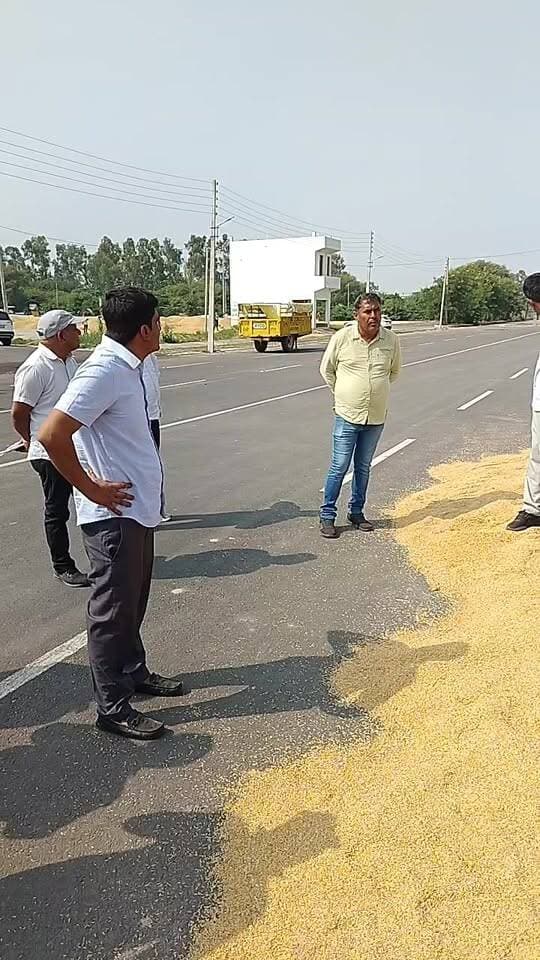 अनाज मंडी इसराना मे धान की खरीद ना होने से परेशान किसान धरने पर बैठे, एसडीएम ने किया निरीक्षण.....