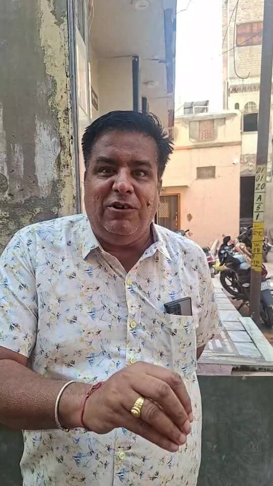 नगर निगम की गाड़ी फसी गलियों में, वार्ड 74 कोकड़ी बाग..