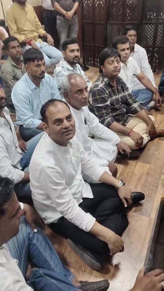 निगम आयुक्त का घेराव