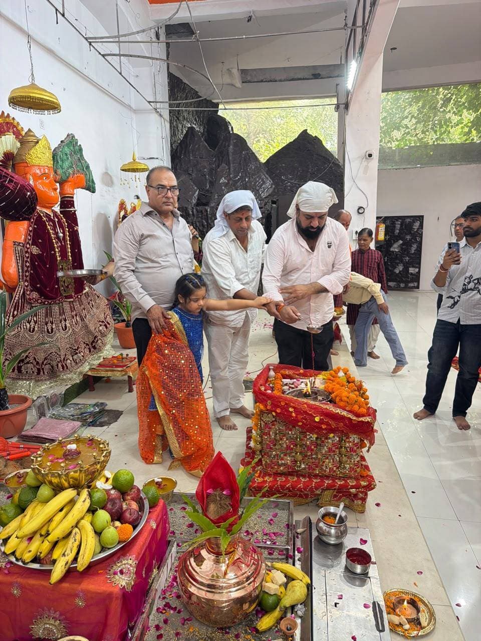 नवरात्रों का पर्व हमारी सनातन संस्कृति, धार्मिक आस्था और आध्यात्मिक परंपराओं का महत्वपूर्ण प्रतीक है-डॉ. राजेश भाटिया
फरीदाबाद A2z न्यूज़ update, आप की आवाज़ मार्केट नंबर-1 स्थित सिद्धपीठ श्री हनुमान मंदिर श्री सनातन धर्म महाबीर दल में मां ज्वाला जी की पवित्र ज्योत रुद्रा बैंक्वेट, मेवला महाराजपुर, मथुरा रोड के संचालक रवि भाटिया व् परिवार एवं राजू अरोड़ा व् परिवार के द्वारा जोत प्रज्वलित कर माता रानी के पावन नवरात्रों का शुभारंभ श्रद्धा एवं भक्तिभाव के साथ किया गया। इस अवसर पर मंदिर परिसर में भक्तिमय वातावरण रहा। श्रद्धालुओं ने मां दुर्गा के जयकारों के साथ माता रानी के प्रति अपनी आस्था प्रकट की और परिवार की सुख-समृद्धि, शांति एवं खुशहाली की कामना की। मातारानी की पवित्र ज्योत के प्रज्वलन के साथ ही मंदिर में नवरात्रों की आध्यात्मिक छटा देखने को मिली। श्रद्धालुओं ने माता रानी के चरणों में शीश नवाकर उनका आशीर्वाद प्राप्त किया। इस पावन अवसर पर भक्तों में विशेष उत्साह देखने को मिला और पूरा वातावरण मां दुर्गा की भक्ति से परिपूर्ण रहा। इस अवसर पर संस्था के प्रधान डॉ. राजेश भाटिया ने कहा कि नवरात्रों का पर्व हमारी सनातन संस्कृति, धार्मिक आस्था और आध्यात्मिक परंपराओं का महत्वपूर्ण प्रतीक है। मां दुर्गा शक्ति, साहस, धर्म और सकारात्मक ऊर्जा की प्रतीक हैं। नवरात्रों के नौ दिन हमें माता रानी के विभिन्न स्वरूपों की आराधना करने के साथ-साथ अपने जीवन में अच्छे विचारों, सदाचार, सेवा और मानवता को अपनाने की प्रेरणा देते हैं। डॉ. राजेश भाटिया ने कहा कि मातारानी जी की पवित्र ज्योत का प्रज्वलन श्रद्धालुओं के लिए अत्यंत सौभाग्य और आस्था का विषय है। ज्योत केवल प्रकाश का प्रतीक नहीं, बल्कि यह हमारे जीवन में विश्वास, भक्ति और सकारात्मकता का संदेश भी देती है। उन्होंने कहा कि मां दुर्गा की सच्ची आराधना तभी सार्थक होती है, जब हम उनके आदर्शों से प्रेरणा लेकर अपने जीवन में सत्य, धर्म, करुणा और दूसरों की सेवा करने की भावना को अपनाएं। उन्होंने आगे कहा कि धार्मिक पर्व और आयोजन समाज को एकता के सूत्र में बांधने का कार्य करते हैं। मंदिरों में होने वाले ऐसे कार्यक्रम हमारी सांस्कृतिक विरासत को सुरक्षित रखने और नई पीढ़ी को अपने धर्म एवं संस्कारों से जोड़ने में महत्वपूर्ण भूमिका निभाते हैं। उन्होंने श्रद्धालुओं से अपील की कि वे नवरात्रों के दौरान माता रानी की आराधना के साथ-साथ जरूरतमंदों की सहायता करें, समाज में आपसी भाईचारा बनाए रखें और अच्छे संस्कारों को अपने जीवन का हिस्सा बनाएं। डॉ. राजेश भाटिया ने माता रानी से प्रार्थना करते हुए कहा कि मां दुर्गा सभी श्रद्धालुओं पर अपनी कृपा बनाए रखें तथा प्रत्येक परिवार में सुख, शांति, समृद्धि और खुशहाली प्रदान करें। उन्होंने कामना की कि मां ज्वाला जी की पवित्र ज्योत के प्रकाश से सभी के जीवन में नई ऊर्जा, सकारात्मकता और आध्यात्मिक चेतना का संचार हो। सिद्धपीठ श्री हनुमान मंदिर श्री सनातन धर्म महाबीर दल, मार्केट नंबर-1 में नवरात्रों के शुभारंभ पर श्रद्धालुओं ने माता रानी के प्रति अपनी श्रद्धा व्यक्त की। इस धार्मिक आयोजन ने भक्तों को एक साथ मिलकर पूजा-अर्चना करने और सनातन संस्कृति की समृद्ध परंपराओं से जुड़ने का अवसर प्रदान किया। अंत में संस्था की ओर से सभी श्रद्धालुओं को नवरात्रों की हार्दिक शुभकामनाएं दी गईं और मां दुर्गा से प्रार्थना की गई कि समाज में सदैव प्रेम, सद्भाव, भाईचारा और धर्म के प्रति आस्था बनी रहे। इस अवसर पर जनक भाटिया, उचिका , जान्हवी भाटिया, अर्चना नरूला, शैला कपूर, बंसी लाल कुकरेजा, विपिन भाटिया, रिंकल भटिया, अनिल चावला, अमित नरूला, भरत कपूर, सचिन भाटिया, मोक्षित भाटिया, खेम बजाज, मयंक कपूर, सरदार अमरजीत सिंह भाटिया, जतिन गाँधी, गगन अरोड़ा संदीप व् अन्य गणमान्य लोग उपस्थित रहे।