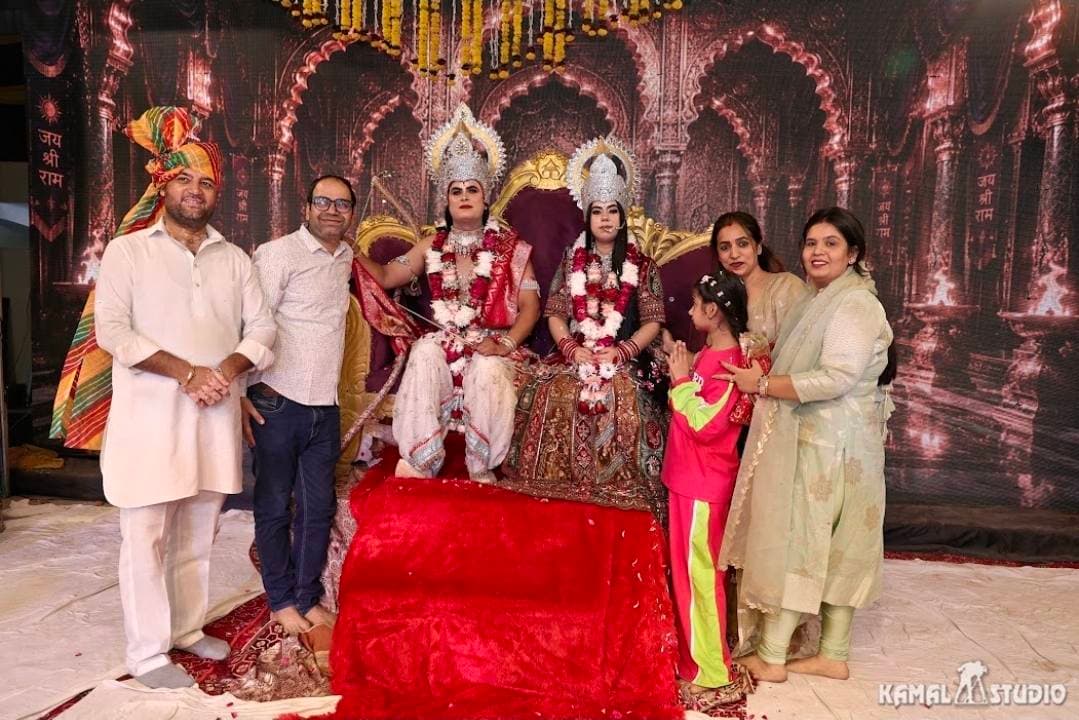 N.I.T. नंबर-1 में भारत अशोक अरोड़ा ने किया श्रीराम बारात का भव्य स्वागत, जय श्रीराम के जयघोष से गूंजा क्षेत्र
विजय रामलीला कमेटी की श्रीराम बारात में उमड़ा श्रद्धालुओं का उत्साह, पुष्पवर्षा कर किया गया स्वागत
फरीदाबाद A2z न्यूज़ update, आप की आवाज़ विजय रामलीला कमेटी की ओर से आयोजित श्रीराम बारात का N.I.T. नंबर-1 स्थित पूर्व महापौर कार्यालय पर भारत अशोक अरोड़ा ने भव्य स्वागत किया। इस दौरान उन्होंने भगवान श्रीराम के स्वरूप का अभिनंदन किया। श्रीराम बारात के स्वागत के लिए क्षेत्र में श्रद्धा और उत्साह का माहौल देखने को मिला। श्रद्धालुओं ने भगवान श्रीराम के जयकारे लगाकर अपनी आस्था प्रकट की।
श्रीराम बारात शाम करीब 6 बजे सिद्ध पीठ श्री हनुमान मंदिर, 1-बी ब्लॉक से ढोल-नगाड़ों और बैंड-बाजों के साथ रवाना हुई। बारात में भगवान श्रीराम सहित चारों भाइयों के स्वरूप अपने-अपने घोड़ों पर विराजमान थे। भक्ति गीतों और ‘जय श्रीराम’ के गगनभेदी जयघोष से पूरा वातावरण भक्तिमय हो गया। रास्ते में जगह-जगह क्षेत्रवासियों ने पुष्पवर्षा कर बारात का स्वागत किया।
भारत अशोक अरोड़ा के कार्यालय पर हुए स्वागत के दौरान भगवान श्रीराम के दर्शन करने के लिए श्रद्धालुओं में उत्साह नजर आया। बारात में छोटे बच्चों से लेकर बुजुर्गों तक ने भाग लिया। ढोल-नगाड़ों की थाप पर श्रद्धालु झूमते नजर आए और पूरे क्षेत्र में धार्मिक उल्लास का माहौल बना रहा।
इसके बाद देर रात विजय रामलीला कमेटी के ऐतिहासिक मंच पर भगवान श्रीराम और माता सीता के विवाह का आयोजन किया गया। कमेटी इस आयोजन को पारंपरिक रूप से ‘शगनों की रात’ के रूप में मनाती है। राम के स्वरूप में निशांत नागपाल और सीता के स्वरूप में दीपांशी अरोड़ा ने मंच पर अपनी प्रस्तुति दी। मंगल गीतों और भजन-संगीत के बीच श्रद्धालुओं ने भगवान के दर्शन किए और आशीर्वाद लिया। गायक मनोज कुमार मोंटी ने शगुन के गीतों से विवाह समारोह का माहौल बना दिया। कार्यक्रम के समापन पर भंडारे का आयोजन भी किया गया।
🏹 Jai Sita Ram Ji 🏹