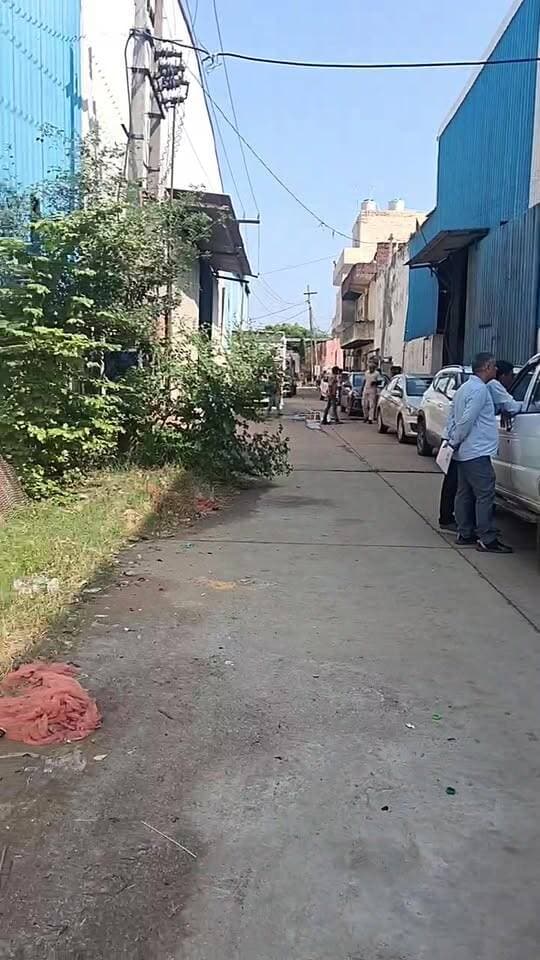 सेक्टर 57 कंपनी में सीएम फ्लाइंग की छापेमारी
