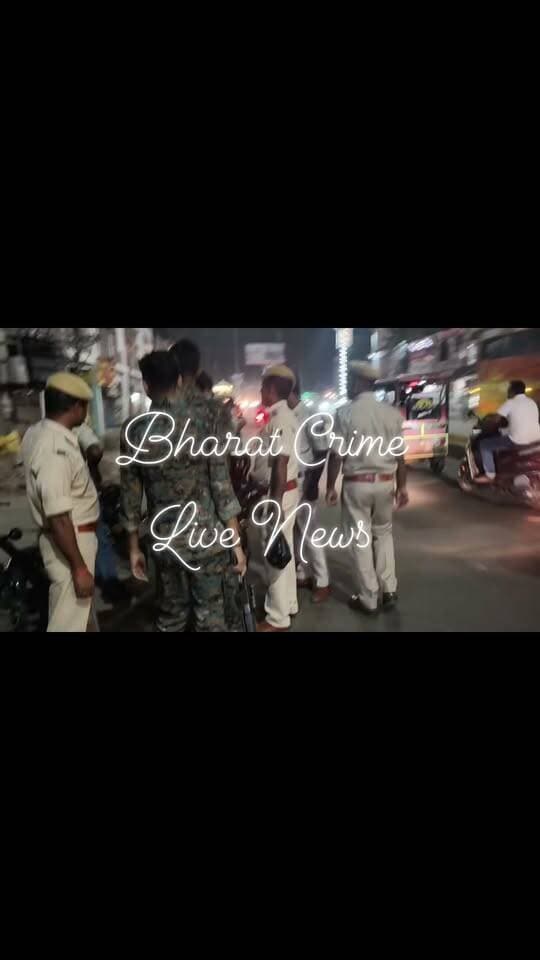 त्योहार को देखते हुए औरंगाबाद पुलिस सख्त, एमजी रोड में चला बाइक चेकिंग अभियान - बिना नंबर और लहरिया कट वालों पर कसा शिकंजा।
आगामी त्योहारों के मद्देनजर औरंगाबाद शहर में विधि-व्यवस्था और यातायात व्यवस्था को दुरुस्त रखने के लिए पुलिस प्रशासन पूरी तरह अलर्ट मोड पर है। इसी कड़ी में आज शहर के हृदय स्थली कहे जाने वाले एमजी रोड में विशेष बाइक चेकिंग अभियान चलाया गया।
इस अभियान का नेतृत्व टाउन थाना प्रभारी बबन बैठा कर रहे थे। उनके साथ टाउन थाना की पुलिस टीम और यातायात पुलिस के जवान मौजूद थे। पुलिस ने सड़क पर आने-जाने वाले दोपहिया वाहनों को रोककर कागजात, हेलमेट, नंबर प्लेट और ड्राइविंग लाइसेंस की जांच की।
*बिना नंबर और लहरिया कट बाइकर्स पर कार्रवाई*
पुलिस सूत्रों के अनुसार, अभियान के दौरान कई ऐसी बाइक पकड़ी गईं जिन पर नंबर प्लेट नहीं थी या फैंसी/छुपा हुआ नंबर था। साथ ही कई युवा लहरिया कट (स्टंट करते हुए तेज रफ्तार में लहराकर) चलाते हुए पाए गए, जो खुद के साथ-साथ दूसरों की जान के लिए भी खतरा हैं।
ऐसे वाहन चालकों को सड़क पर ही रोककर मोटर वाहन अधिनियम के तहत जुर्माना वसूला गया और सख्त चेतावनी देकर छोड़ा गया। कुछ बाइक जिनके कागजात नहीं थे, उन्हें थाने लाया गया है।
टाउन थाना प्रभारी बबन बैठा ने बताया कि त्योहार के समय बाजार में भीड़ बढ़ जाती है। ऐसे में बिना नंबर की बाइक और लहरिया कट से अपराध और सड़क हादसों की संभावना बढ़ जाती है। इसलिए आम लोगों की सुरक्षा के लिए यह अभियान लगातार चलाया जाएगा।
उन्होंने आम लोगों से अपील की है कि हेलमेट पहनकर चलें, बाइक पर वैध नंबर प्लेट लगाएं, कागजात साथ रखें और यातायात नियमों का पालन करें।
पुलिस की इस कार्रवाई से शहर के लोगों में संतोष देखा जा रहा है, वहीं नियम तोड़ने वाले बाइकर्स में हड़कंप मचा है।