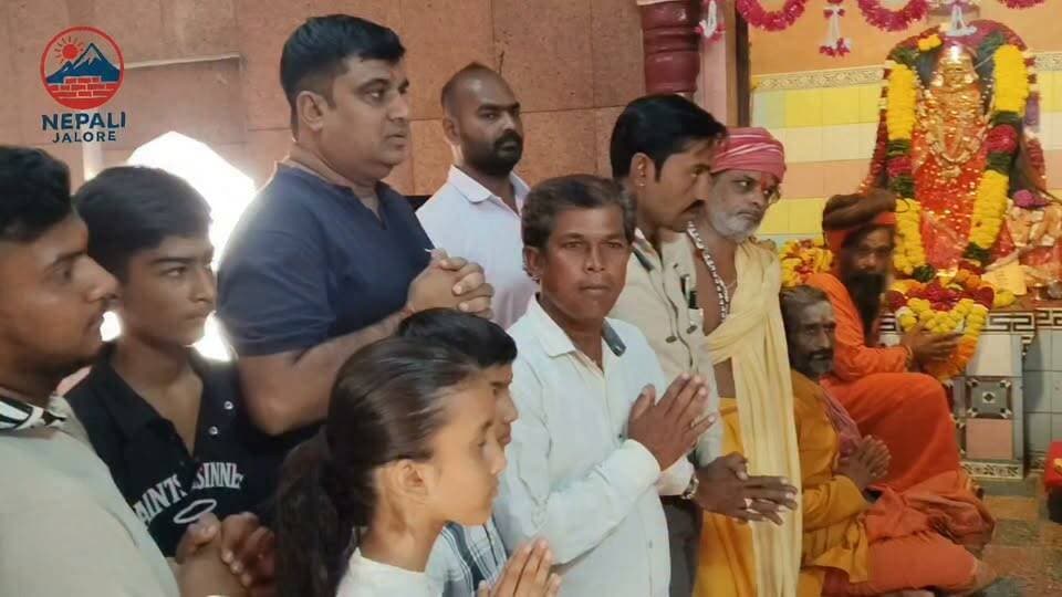चामुंडा मंदिर में शारदीय नवरात्रि शुरू : जालोर में प्राचीन चामुंडा माता मंदिर में शारदीय नवरात्रि के प्रथम दिन रविवार को धार्मिक उत्साह के बीच विधि-विधान से घट स्थापना की। मंदिर के महंत महाराज पवन पुरी के सान्निध्य में वैदिक मंत्रोच्चार के साथ अभिजीत मुहूर्त में कलश स्थापना और माता की आरती हुई। अन्य मंदिरों में भी घट स्थापना की। वेदोक्त मंत्रोच्चार, दीप-धूप, पुष्प अर्पण और आरती संग मां आदिशक्ति का आह्वान किया।