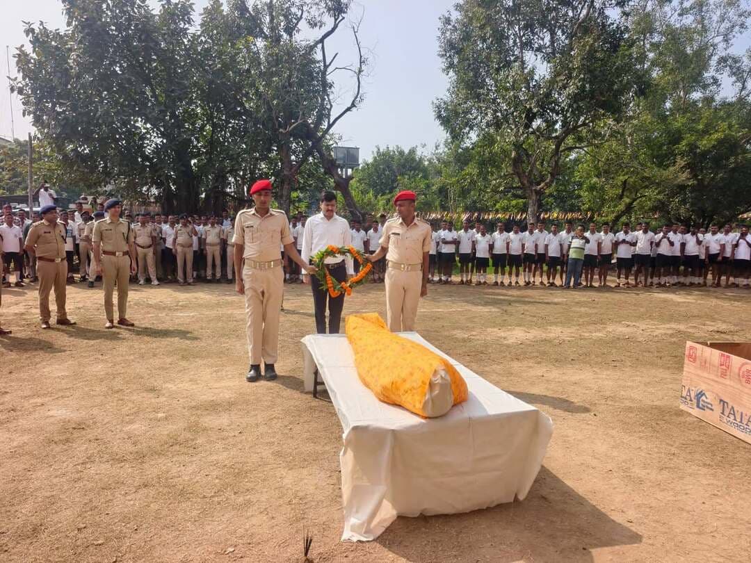 आज दिनांक 12.10.2026 को पुलिस केंद्र, भोजपुर में दिवंगत गृहरक्षक जवान के सम्मान में पूरे आदर, सम्मान एवं गरिमा के साथ शोक सलामी दी गई।
इस अवसर पर जिलाधिकारी, भोजपुर, पुलिस अधीक्षक, भोजपुर, गृहरक्षक समादेष्टा,पुलिस उपाधीक्षक (रक्षित) सहित अन्य पुलिस पदाधिकारी एवं पुलिसकर्मी उपस्थित रहे। सभी ने दिवंगत गृहरक्षक जवान को भावभीनी श्रद्धांजलि अर्पित करते हुए उनके प्रति सम्मान व्यक्त किया।इस दौरान दिवंगत जवान की कर्तव्यनिष्ठा, सेवा एवं योगदान को स्मरण करते हुए उनकी स्मृति को नमन किया गया।
.
.
#HainTaiyaarHum #BiharPolice #Bihar
Bihar Police
Information & Public Relations Department, Government of Bihar
Home Department, Govt. of Bihar