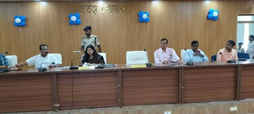 रोहतास में लंबित न्यायालयी मामलों के निपटारे में तेजी लाने का निर्देश, एक सप्ताह में 30 मामलों में जवाब दाखिल करने का लक्ष्य
रोहतास जिले में लंबित न्यायालयी मामलों के निष्पादन, राजस्व संबंधी कार्यों में तेजी लाने और विभिन्न विभागों की योजनाओं को समय पर पूरा करने को लेकर सोमवार को डीआरडीए सभागार, सासाराम में साप्ताहिक समन्वय बैठक हुई। उप विकास आयुक्त सह प्रभारी जिला पदाधिकारी की अध्यक्षता में आयोजित बैठक में विभिन्न विभागों के कार्यों की समीक्षा की गई और लंबित मामलों के त्वरित निष्पादन के निर्देश दिए गए।
बैठक में सबसे पहले विधि शाखा से प्राप्त प्रतिवेदन के आधार पर उच्च न्यायालय में लंबित सीडब्ल्यूजेसी (CWJC) और एमजेसी (MJC) मामलों की समीक्षा की गई। इस दौरान संबंधित अधिकारियों को लंबित मामलों में प्रतिशपथ पत्र (काउंटर एफिडेविट) दाखिल करने का निर्देश दिया गया। इनमें सासाराम, कोचस, नोखा, करगहर, शिवसागर, दिनारा, बिक्रमगंज और संझौली के अंचल अधिकारियों के साथ जिला खनिज विकास पदाधिकारी, अनुमंडल पदाधिकारी सासाराम एवं बिक्रमगंज, जिला सहकारिता पदाधिकारी, जिला आपूर्ति पदाधिकारी और जिला नीलाम पत्र वाद पदाधिकारी सहित अन्य अधिकारी शामिल हैं।
प्रभारी जिला पदाधिकारी ने सभी संबंधित अधिकारियों को इस सप्ताह कम से कम 30 मामलों में प्रतिशपथ पत्र दाखिल कर जिला विधि शाखा को सूचित करने का निर्देश दिया। समीक्षा में बताया गया कि बीते सप्ताह सीडब्ल्यूजेसी के 15 और एमजेसी के पांच मामलों में माननीय उच्च न्यायालय में शपथ पत्र दाखिल किए गए हैं।
पोर्टल पर लंबित आवेदनों का समय पर करें निष्पादन
बैठक में सहयोग पोर्टल और एसएलएसपी पोर्टल पर प्राप्त आवेदनों की भी समीक्षा की गई। अधिकारियों को सभी आवेदनों का समयबद्ध और गुणवत्तापूर्ण निष्पादन करने तथा कारण बताओ नोटिस का जवाब निर्धारित समय सीमा में पोर्टल पर अपलोड करने का निर्देश दिया गया।
राजस्व संबंधी कार्यों की समीक्षा के दौरान सभी अंचल अधिकारियों को भूमि मापी, अभियान बसेरा-2, दाखिल-खारिज के लंबित मामलों के निष्पादन, प्रधानमंत्री आवास योजना के लाभार्थियों को भूमि उपलब्ध कराने और उन्हें दखल-कब्जा दिलाने में तेजी लाने को कहा गया। विभिन्न विभागों की योजनाओं के क्रियान्वयन के लिए आवश्यक भूमि उपलब्ध कराने का भी निर्देश दिया गया।
सेवा संकल्प और कायाकल्प अभियान पर जोर
उप विकास आयुक्त ने सेवा संकल्प अभियान और कायाकल्प अभियान के सफल संचालन के लिए जिला एवं प्रखंड स्तरीय अधिकारियों को आवश्यक दिशा-निर्देश दिए। शिक्षा, स्वास्थ्य, कल्याण, ग्रामीण विकास, पंचायती राज और लोक स्वास्थ्य अभियंत्रण विभाग सहित संबंधित विभागों को राज्य स्तर से निर्धारित गतिविधियों को समय पर पूरा करने को कहा गया।
सभी जिला स्तरीय कार्यालय प्रधानों को अपने विभाग की योजनाओं से संबंधित गतिविधियों के जियोटैग्ड फोटो और वीडियो उपलब्ध कराने तथा पोर्टल पर उनकी प्रविष्टि सुनिश्चित करने का निर्देश दिया गया।
एक सप्ताह में भूमि संबंधी समस्याएं दूर करने का निर्देश
बैठक में भवन निर्माण, सड़क निर्माण और अन्य विकास योजनाओं के लिए भूमि की उपलब्धता से जुड़ी समस्याओं पर भी चर्चा हुई। संबंधित कार्यपालक अभियंताओं ने अपनी समस्याएं रखीं। इस पर संबंधित अंचल अधिकारियों और अपर समाहर्ता को आपसी समन्वय स्थापित कर भूमि संबंधी बाधाओं को दूर करने का निर्देश दिया गया।
अपर समाहर्ता सह अपर जिला दंडाधिकारी ने सभी संबंधित अंचल अधिकारियों को निर्देश दिया कि विभिन्न विभागों की ओर से किए गए पत्राचार के आलोक में भवन निर्माण और योजनाओं के क्रियान्वयन के लिए एक सप्ताह के भीतर आवश्यक भूमि उपलब्ध कराएं।
इसके अतिरिक्त सभी विभागों की योजनाओं की प्रगति की समीक्षा कर कार्यों में तेजी लाने को कहा गया। अगली साप्ताहिक समीक्षा बैठक में विभागीय समस्याओं और अंतर्विभागीय सहयोग की जरूरतों को दर्शाने वाली पीपीटी प्रस्तुत करने का निर्देश भी दिया गया।
उप विकास आयुक्त ने संकल्प पोर्टल पर औचक निरीक्षण करने और जांच प्रतिवेदन समय पर अपलोड करने को कहा। साथ ही जिला स्तरीय अधिकारियों को अपने अधीनस्थ प्रखंड एवं क्षेत्रीय पदाधिकारियों के कार्यों की नियमित निगरानी कर लंबित कार्यों का समय पर निष्पादन सुनिश्चित करने का निर्देश दिया।
बैठक में अपर समाहर्ता सह अपर जिला दंडाधिकारी, जिला लोक शिकायत निवारण पदाधिकारी, जिला आपूर्ति पदाधिकारी, जिला भू-अर्जन पदाधिकारी, सिविल सर्जन, जिला शिक्षा पदाधिकारी, नगर आयुक्त, डीआरडीए निदेशक, जिला विकास पदाधिकारी सहित अन्य जिला स्तरीय अधिकारी उपस्थित रहे। वहीं वीडियो कॉन्फ्रेंसिंग के माध्यम से सभी अनुमंडल पदाधिकारी, प्रखंड विकास पदाधिकारी, अंचल अधिकारी, आपूर्ति पदाधिकारी और नगर निकायों के कार्यपालक पदाधिकारी भी जुड़े।