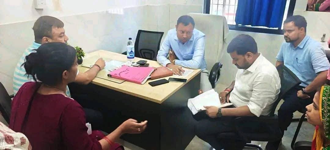दिनारा पीएचसी में प्रसव के दौरान चिकित्सीय लापरवाही से गर्भस्थ शिशु की मौत, प्रभारी चिकित्सा पदाधिकारी पर गिरी गाज
दिनारा प्राथमिक स्वास्थ्य केंद्र में प्रसव के लिए भर्ती एक महिला के इलाज में गंभीर चिकित्सीय लापरवाही का मामला जिसके परिणामस्वरूप गर्भस्थ शिशु की मृत्यु हो गई थी। जिला पदाधिकारी दीपक कुमार के निर्देश पर मामले की हुईं जांच के बाद जांच रिपोर्ट मिलने पर डीएम ने बड़ी कार्रवाई करते हुए दिनारा पीएचसी के प्रभारी चिकित्सा पदाधिकारी डा राघवेंद्र कुमार को प्रभारी चिकित्सा पदाधिकारी को पद से हटा दिया गया है।
डॉ. आशीष कुमार (चिकित्सा पदाधिकारी, प्राथमिक स्वास्थ्य केंद्र, दिनारा) को अगले आदेश तक प्राथमिक स्वास्थ्य केंद्र, दिनारा का नया प्रभारी चिकित्सा पदाधिकारी-सह-निकासी एवं व्ययन पदाधिकारी नियुक्त किया गया है। साथ ही, उन्हें बिहार कोषागार संहिता-2011 के नियम-84 के अंतर्गत अन्य सभी शीर्षों के निकासी एवं व्ययन के अधिकार भी सौंपे गए हैं।
असैनिक शल्य चिकित्सक-सह-मुख्य चिकित्सा पदाधिकारी, रोहतास द्वारा इस संबंध में आदेश जारी किया गया है।
कारवाई की जानकारी देते हुए एसडीएम दिलीप कुमार ने कहा कि स्वास्थ्य सेवाओं में लापरवाही बरतने वाले पर आगे भी कड़ी कार्रवाई की जाएगी।
क्या था मामला
लिलवछ निवासी शुभम रवानी की पत्नी नीतू कुमारी को प्रसव के लिए 14 अगस्त को दिनारा पीएचसी में भर्ती कराया गया था। आरोप है कि करीब 18 घंटे तक भर्ती रखने के बावजूद प्रसव नहीं कराया गया। इस दौरान महिला की हालत बिगड़ने पर उसे आनन-फानन में सासाराम रेफर कर दिया गया। स्वजन उसे दूसरे अस्पताल ले गए, जहां प्रसव के बाद चिकित्सकों ने नवजात को मृत घोषित कर दिया। घटना के बाद परिजनों ने स्वास्थ्यकर्मियों पर इलाज में घोर लापरवाही का आरोप लगाते हुए डीएम से शिकायत की और जांच कर दोषियों पर कार्रवाई की मांग की गई थी।
इस मामले में डीएम ने एसडीएम दिलीप कुमार के नेतृत्व में तीन सदस्यीय जांच टीम गठित की। टीम में बीडीओ कुलदीप कुमार विभूति और बिक्रमगंज की अस्पताल मैनेजर शबनम कुमारी शामिल थीं।