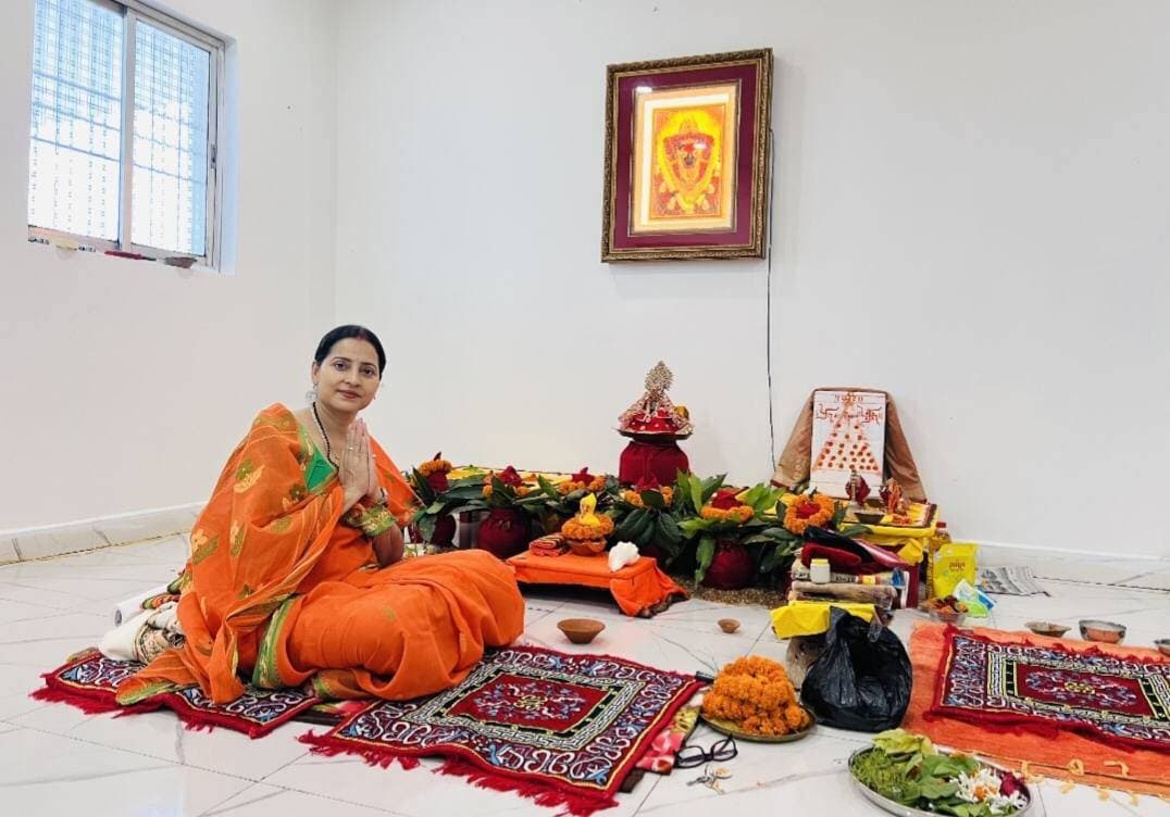 🌺🙏 किरण प्रभाकर के कार्यालय में नवरात्र पाठ का आयोजन, मां दुर्गा से की सुख-समृद्धि की कामना 🙏🌺
शारदीय नवरात्र के पावन अवसर पर किरण प्रभाकर के कार्यालय में विधि-विधान के साथ नवरात्र पाठ का आयोजन किया गया। इस दौरान मां दुर्गा की आराधना कर बिहार सहित पूरे देश की सुख-समृद्धि, शांति और खुशहाली की कामना की गई।
मां जगदंबा से प्रार्थना की गई कि सभी के जीवन में सुख, शांति और समृद्धि बनी रहे। मां दुर्गा सभी के कष्टों को दूर करें तथा समाज में प्रेम, सद्भाव और सकारात्मक ऊर्जा का संचार करें।
🌸 जय माता दी! जय मां दुर्गा! 🌸🙏