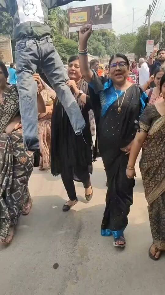 गाजीपुर में महिला मोर्चा का धरना-प्रदर्शन, राहुल गांधी का पुतला फूंका
JNU की महिला छात्राओं से कथित दुर्व्यवहार के मामले में जवाबदेही और न्याय की मांग
गाजीपुर, 12 अक्टूबर। जनपद गाजीपुर के सरजू पांडेय पार्क में सोमवार को भाजपा महिला मोर्चा के नेतृत्व में धरना-प्रदर्शन किया गया। प्रदर्शन के दौरान JNU की महिला छात्राओं से कथित दुर्व्यवहार के मामले को लेकर कांग्रेस सांसद डॉ. अंगोमचा बिमोल अकोइजम के खिलाफ विरोध जताया गया। इस दौरान प्रदर्शनकारियों ने राहुल गांधी का पुतला फूंककर अपना विरोध दर्ज कराया।
प्रदर्शन में शामिल कार्यकर्ताओं ने मामले में जवाबदेही सुनिश्चित करने तथा कथित दुर्व्यवहार से प्रभावित छात्राओं को न्याय दिलाने की मांग उठाई। कार्यकर्ताओं ने महिला सम्मान, सुरक्षा और अधिकारों का मुद्दा उठाते हुए कहा कि महिलाओं की गरिमा और सुरक्षा को प्राथमिकता दी जानी चाहिए।
भाजपा महिला मोर्चा के नेतृत्व में आयोजित इस प्रदर्शन के माध्यम से कार्यकर्ताओं ने संबंधित मामले में उचित कार्रवाई की मांग की। कार्यक्रम के दौरान महिला सम्मान और न्याय सुनिश्चित करने की मांग प्रमुखता से उठाई गई।