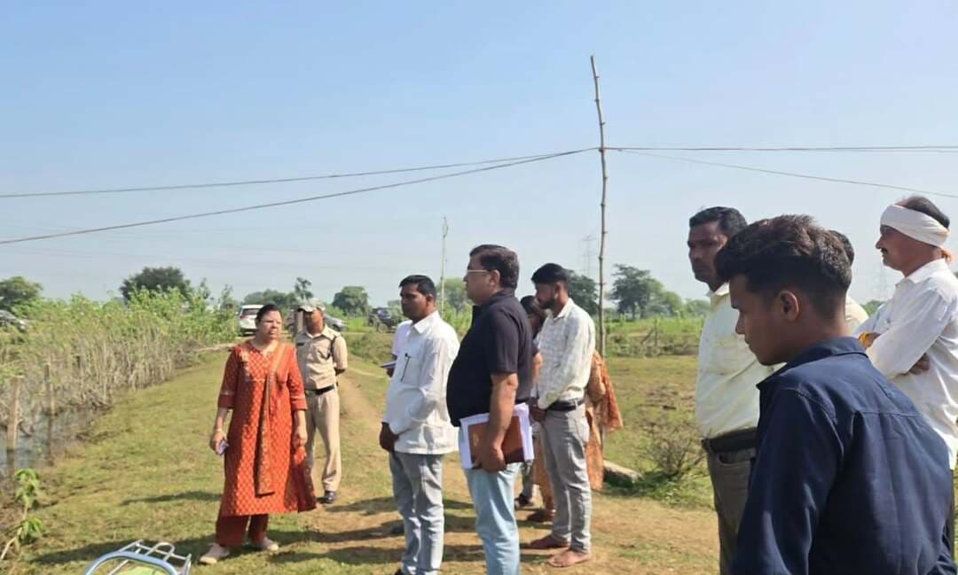 ग्रामीण विकास कार्यों को गति देने जिला पंचायत सीईओ सुश्री दिव्या अग्रवाल ने किया सघन मैदानी निरीक्षण।
वीबी-जीरामजी अंतर्गत श्रमिकों को रोजगार उपलब्ध कराने एवं गुणवत्तापूर्ण निर्माण कार्यों पर दिया विशेष जोर।
जल संरक्षण, सिंचाई सुविधाओं के विस्तार और ग्रामीण अधोसंरचना विकास को प्राथमिकता।
#balodabazar
#chhattisgarh
#goodgovernance
#sushasansarkar