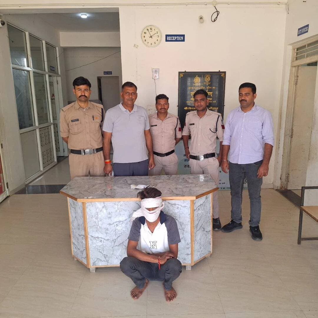 मुरैना: जौरा पुलिस ने अवैध रिवॉल्वर सहित आरोपी को पकड़ा
मुरैना के जौरा में पुलिस ने सांकरा रोड फाटक के पास एक आरोपी को गिरफ्तार कर उसके कब्जे से देशी रिवॉल्वर और एक जिंदा कारतूस जब्त किया। आरोपी के खिलाफ आर्म्स एक्ट के तहत मामला दर्ज कर उसे जेल भेज दिया गया है।