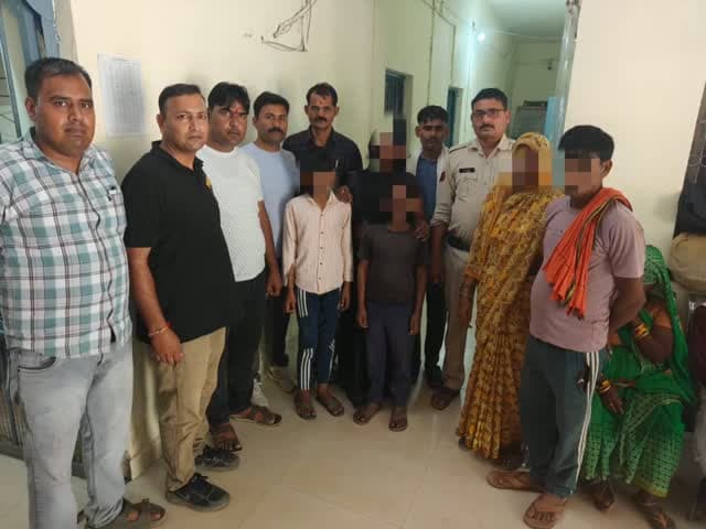 सबलगढ़ पुलिस की त्वरित कार्रवाई, 24 घंटे में दो नाबालिग बालक सकुशल मिले।
मुरैना के सबलगढ़ से लापता हुए दो नाबालिग बालकों को पुलिस ने सीसीटीवी और तकनीकी साक्ष्यों की मदद से ग्वालियर रेलवे स्टेशन से सकुशल दस्तयाब कर परिजनों के सुपुर्द किया। दोनों बालक ट्रेन देखने गए थे और ट्रेन में चढ़ने के बाद ग्वालियर पहुंच गए थे।