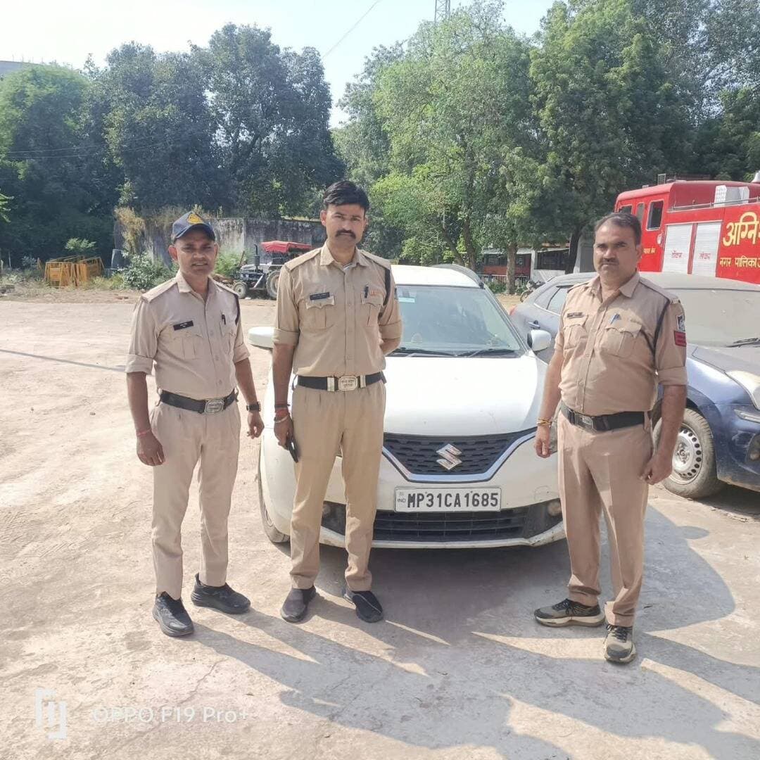 मुरैना: जौरा में जुआ खेलते 5 आरोपी गिरफ्तार!
जौरा थाना पुलिस ने अगरोता स्थित एमएस रोड पर कार्रवाई करते हुए 5 आरोपियों को जुआ खेलते गिरफ्तार किया। पुलिस ने ₹50 हजार 700 की नकदी, करीब 3 लाख रुपए की कार और ताश की गड्डियां जब्त कीं। जब्त मशरूका की कुल कीमत करीब 3 लाख 50 हजार 700 रुपए बताई गई है।