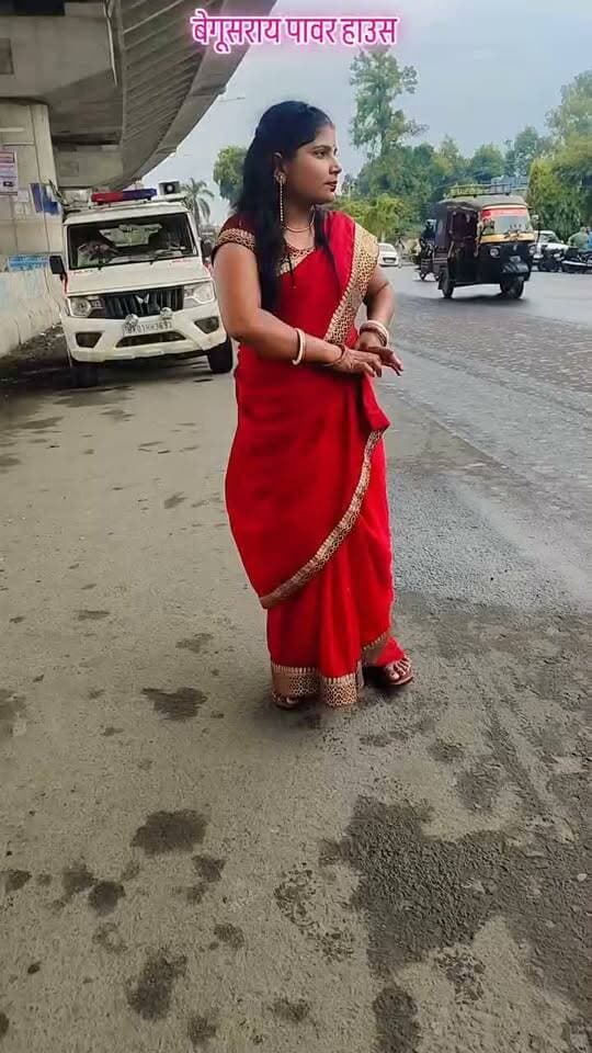 बेगूसराय के पावर हाउस चौक पर महिला ने पुलिस के सामने बने Reel अब हो गया वीडियो वायरल