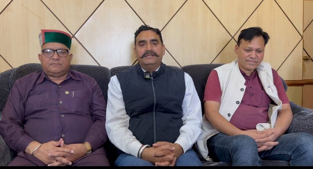 संघर्ष समिति बना रही राष्ट्रीय औषधीय पादप बोर्ड दिल्ली के घेराव की योजना : गुरु शरण परमार
क्रमिक अनशन के 54वें दिन महिलाओं की टीम बैठी
जोगिंदर नगर।
क्षेत्रीय सह सुविधा केंद्र (RCFC) बचाओ संघर्ष समिति ने सोमवार को लोक निर्माण विश्राम गृह जोगिंदर नगर में एक पत्रकार वार्ता का आयोजन किया जिसमें समिति के महासचिव अजय ठाकुर, संयोजक कुशाल भारद्वाज, उपाध्यक्ष रामलाल वालिया, सलाहकार ज्ञान चंद ठाकुर, बिशन दास बहल, शुभ राय धरवाल, कोषाध्यक्ष विशाल शर्मा आदि मौजूद रहे l पत्रकारों को सम्बोधित करते हुए संघर्ष समिति के अध्यक्ष गुरु शरण परमार ने केंद्रीय आयुष मंत्री प्रताप राव गजपत राव जाधव व केंद्रीय आयुष सचिव डॉ. राजेश कोटेचा का धन्यवाद किया कि जिन्होंने संघर्ष समिति के प्रतिनिधिमंडल की बात गंभीरता से सूनी और राज्य सभा सांसद अनुराग शर्मा का भी संघर्ष समिति के प्रतिनिधिमंडल की अगुवाई करने के लिए धन्यवाद किया l परमार ने कहा कि काफी दिनों के बाद आयुष मंत्री दिल्ली जरुरी काम निपटाने एक दिन के लिए आए थे उसमें हमारी संघर्ष समिति से बैठक भी उनके एजेंडा में एक थी l आयुष मंत्री ने समिति की बात सुनी और कहा उनको केंद्रीय मंत्री जगत प्रकाश नड्डा, सांसद राजीव भारद्वाज, अनुराग ठाकुर, कँगना रनौत, भाजपा के महाराष्ट्र महामंत्री संगठन अजय जमवाल आदि सब जनप्रतिनिधियों ने इस संस्थान को जोगिंदर नगर में ही रखने के संस्तुतिपत्र प्राप्त हुए हैं और संघर्ष समिति भी अगर पिछले 52 दिनों से क्रमिक अनशन कर रही है तो विषय की गंभीरता उनको समझ आ गई है और जल्दी ही वह सारी रिपोर्ट लेकर उचित कार्यवाही करेंगे l परमार ने कहा कि केंद्रीय आयुष सचिव राजेश कौटेचा ने भी बिना पूर्वनिर्धारित मीटिंग के बावजूद भी संघर्ष समिति को मिलने का समय दिया और पूरा आश्वासन दिया है कि वह इस संस्थान को यहीं रखने की पूरी कोशिश करेंगे l परमार ने कहा कि राष्ट्रीय औषधीय पादप बोर्ड के सी.ई.ओ. महेश कुमार दधीच ने संघर्ष समिति के 2-3 घंटे आग्रह के बावजूद भी हमारी बात सुनना लाजमी नहीं समझा जिसका संघर्ष समिति में रोष व्याप्त है और परमार ने कहा कि अगर उन्होंने अपना रवैया सही नहीं किया तो संघर्ष समिति राष्ट्रीय औषधीय पादप बोर्ड दिल्ली का घेराव करने को मजबूर होगी जिसके लिए कई संगठनों से बातचीत भी चली हुई है l वहीं क्रमिक अनशन के 54वें दिन बी. डी. सी. सदस्य एहजु गोलवां अभिषेक, एहजु पंचायत के वार्ड सदस्य सुषमा कटौच, वंदना, गीता देवी, चंचल राणा, कंचन आदि पांचों वार्ड सदस्य बैठी l