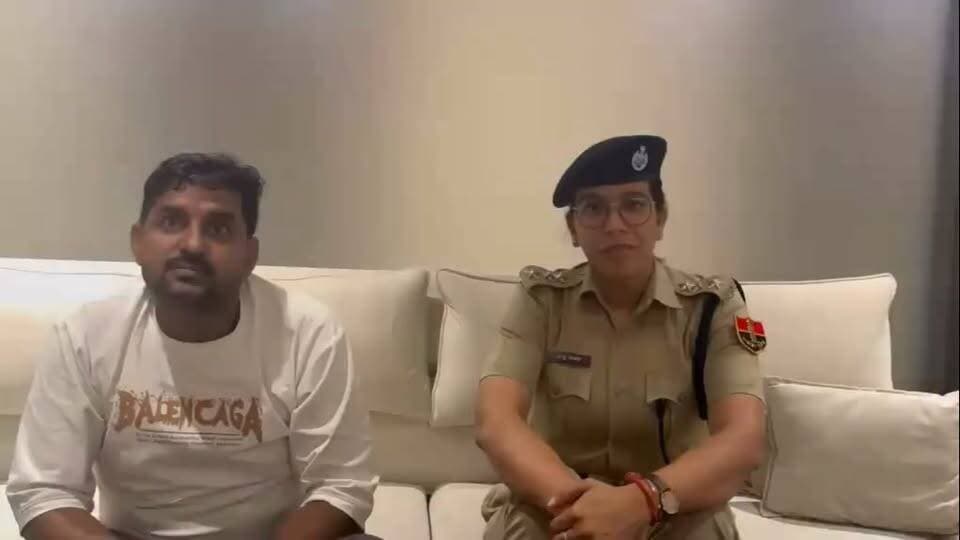 वकील को थप्पड़ मारने वाली डीएसपी महिला अधिकारी ने कहां "अभी सब कुछ सामान्य है जो कुछ भी हुआ उसमे ऐसी कोई दुर्भावना नहीं थी 🙏🙏मैं भी बाबूलाल जी की तरह सामान्य परिवार से हूँ उनका सम्मान करती हूँ उन्होंने सामान्य तरीक़े से चीजों को नार्मल किया उसके लिए उनका धन्यवाद ज्ञापित करती हूँ जिन लोगो ने साथ दिया उनका धन्यवाद 🙏 मुझे हमेशा एऐसा लगता है की जीवन में जो कुछ होता है उसका कोई वजह होती है बहुत कुछ सीखने को मिलता है🙏"