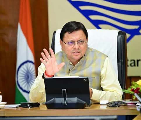 उत्तराखंड कैबिनेट के 13 बड़े फैसले: अग्निवीरों को 10% आरक्षण, हरिद्वार में खुलेगा दूसरा मेडिकल कॉलेज
हरिद्वार: मुख्यमंत्री पुष्कर सिंह धामी की अध्यक्षता में हरिद्वार में आयोजित उत्तराखंड मंत्रिमंडल की बैठक में 13 प्रस्तावों को मंजूरी दी गई। बैठक में रोजगार, स्वास्थ्य, पर्यटन, आयुर्वेद, आपदा प्रबंधन और प्रशासनिक व्यवस्था से जुड़े कई महत्वपूर्ण निर्णय लिए गए। कैबिनेट ने समूह ‘ग’ की भर्तियों में अग्निवीरों को 10 प्रतिशत आरक्षण देने, उत्तराखंड बाढ़ मैदान परिक्षेत्र अधिनियम-2026 लागू करने और वीर बालकों को मुख्यमंत्री बाल वीरता पुरस्कार देने के प्रस्तावों पर मुहर लगाई।
बैठक के बाद सूचना महानिदेशक बंशीधर तिवारी ने कैबिनेट के फैसलों की जानकारी दी। मुख्यमंत्री पुष्कर सिंह धामी ने कहा कि हरिद्वार में बैठक आयोजित करने का उद्देश्य जनता से जुड़े फैसले जनता के बीच जाकर लेना है।
कैबिनेट ने प्रदेश में समूह ‘ग’ की भर्तियों में अग्निवीरों को 10 प्रतिशत आरक्षण देने का निर्णय लिया। इस फैसले से सैन्य सेवा पूरी करने के बाद सरकारी नौकरी पाने के इच्छुक अग्निवीरों को प्रदेश में रोजगार के अवसर उपलब्ध कराने की दिशा में कदम बढ़ाया गया है।
प्रदेश में बाढ़ के जोखिम वाले क्षेत्रों के नियमन और बेहतर प्रबंधन के लिए उत्तराखंड बाढ़ मैदान परिक्षेत्र अधिनियम-2026 लागू करने के प्रस्ताव को भी मंजूरी दी गई। इसके साथ ही जन विश्वास अधिनियम के दूसरे चरण को जल्द शुरू करने से संबंधित निर्णय लिया गया। इस पहल का उद्देश्य नियामकीय प्रक्रियाओं को सरल बनाना और नागरिकों तथा कारोबारियों को राहत देना है।
बैठक में साहस और वीरता का परिचय देने वाले बच्चों को सम्मानित करने के लिए मुख्यमंत्री बाल वीरता पुरस्कार देने के प्रस्ताव पर भी मुहर लगाई गई। वहीं, आगामी विधानसभा सत्र के आयोजन के समय और स्थान का निर्धारण करने के लिए मुख्यमंत्री पुष्कर सिंह धामी को अधिकृत किया गया है।
प्रदेश की फायर सर्विस व्यवस्था में केंद्रीय मानकों के अनुरूप बदलाव करने के प्रस्ताव को भी मंजूरी दी गई। इसका उद्देश्य अग्निशमन सेवाओं की व्यवस्था को निर्धारित मानकों के अनुरूप बनाना है।
हरिद्वार में चिकित्सा शिक्षा और स्वास्थ्य सेवाओं के विस्तार की दिशा में भी महत्वपूर्ण निर्णय लिया गया। कैबिनेट ने कर्मचारी राज्य बीमा (ईएसआई) के माध्यम से मेडिकल कॉलेज संचालित करने के लिए 10 एकड़ भूमि उपलब्ध कराने के प्रस्ताव को मंजूरी दी। जिले में पहले से एक मेडिकल कॉलेज संचालित है। दूसरे मेडिकल कॉलेज की स्थापना से चिकित्सा शिक्षा के अवसर बढ़ने और स्वास्थ्य सेवाओं को मजबूती मिलने की उम्मीद है।
इसके अलावा हरिद्वार के ऋषिकुल मैदान में प्राच्य शोध संस्थान की स्थापना के लिए सोसायटी गठित करने के प्रस्ताव को मंजूरी दी गई। इस संस्थान के माध्यम से भारतीय योग, ध्यान, ज्योतिष और अन्य आध्यात्मिक एवं सांस्कृतिक गतिविधियों को बढ़ावा दिया जाएगा।
कैबिनेट बैठक में पर्यटन और आयुर्वेद विभाग से जुड़े विकास प्रस्तावों पर भी निर्णय लिए गए। इनका उद्देश्य प्रदेश में पर्यटन गतिविधियों को प्रोत्साहित करना और पारंपरिक चिकित्सा पद्धति से संबंधित व्यवस्थाओं को विकसित करना है। बैठक में कुंभ मेला-2027 की तैयारियों, विकास कार्यों और आवास से जुड़े विषयों पर भी चर्चा हुई।
कैबिनेट बैठक से पहले मुख्यमंत्री पुष्कर सिंह धामी और मंत्रिमंडल के सदस्यों ने प्रधानमंत्री नरेंद्र मोदी के सार्वजनिक जीवन में 25 वर्ष पूरे होने के अवसर पर मां गंगा की पूजा-अर्चना और आरती की। इस दौरान प्रधानमंत्री के स्वस्थ, सुखमय और दीर्घायु जीवन की कामना की गई। साथ ही देश की प्रगति, समृद्धि और जनकल्याण के लिए प्रार्थना की गई।
<nis:link nis:type=tag nis:id=uttarakhand nis:value=Uttarakhand nis:enabled=true nis:link/> <nis:link nis:type=tag nis:id=uttarakhandnews nis:value=UttarakhandNews nis:enabled=true nis:link/> <nis:link nis:type=tag nis:id=uttarakhandcabinet nis:value=UttarakhandCabinet nis:enabled=true nis:link/> <nis:link nis:type=tag nis:id=pushkarsinghdhami nis:value=PushkarSinghDhami nis:enabled=true nis:link/> <nis:link nis:type=tag nis:id=agniveerreservation nis:value=AgniveerReservation nis:enabled=true nis:link/> <nis:link nis:type=tag nis:id=haridwar nis:value=Haridwar nis:enabled=true nis:link/> <nis:link nis:type=tag nis:id=medicalcollege nis:value=MedicalCollege nis:enabled=true nis:link/> <nis:link nis:type=tag nis:id=kumbhmela2027 nis:value=KumbhMela2027 nis:enabled=true nis:link/> <nis:link nis:type=tag nis:id=उत्तराखंड nis:value=उत्तराखंड nis:enabled=true nis:link/> <nis:link nis:type=tag nis:id=उत्तराखंड_कैबिनेट nis:value=उत्तराखंड_कैबिनेट nis:enabled=true nis:link/> <nis:link nis:type=tag nis:id=पुष्कर_सिंह_धामी nis:value=पुष्कर_सिंह_धामी nis:enabled=true nis:link/> <nis:link nis:type=tag nis:id=अग्निवीर nis:value=अग्निवीर nis:enabled=true nis:link/> <nis:link nis:type=tag nis:id=हरिद्वार nis:value=हरिद्वार nis:enabled=true nis:link/> <nis:link nis:type=tag nis:id=उत्तराखंड_समाचार nis:value=उत्तराखंड_समाचार nis:enabled=true nis:link/>