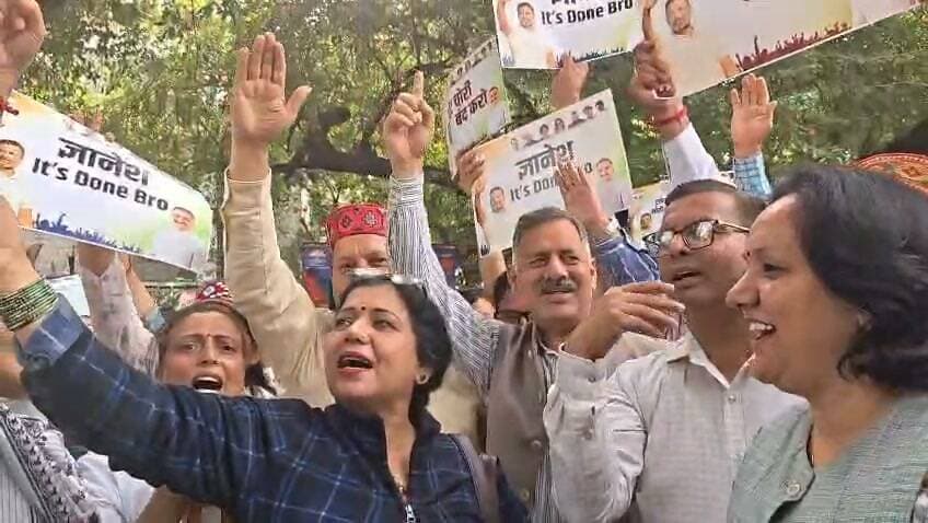 तकनीकी शिक्षा मंत्री राजेश धर्माणी अपने समर्थकों की भारी भीड़ के साथ दिल्ली में कांग्रेस के द्वारा आयोजित आंदोलन में पहुंचे।