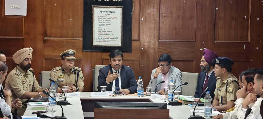 *11 से 14 नवंबर तक आयोजित होगा अंतरराष्ट्रीय लवी मेला-2026*
*चार सांस्कृतिक संध्याओं के साथ मिस्टर-मिस बुशहर प्रतियोगिता, लेजर शो और पारंपरिक स्वाद महोत्सव होंगे मुख्य आकर्षण*
अंतरराष्ट्रीय लवी मेला-2026 के आयोजन को लेकर मेला आयोजन समिति की बैठक उपायुक्त अनुपम कश्यप की अध्यक्षता में रामपुर में आयोजित की गई। बैठक में निर्णय लिया गया कि इस वर्ष अंतरराष्ट्रीय लवी मेले का आयोजन 11 से 14 नवंबर 2026 तक किया जाएगा। मेले के दौरान चार सांस्कृतिक संध्याओं का आयोजन होगा, जिनमें दो संध्याएं पहाड़ी संस्कृति, एक बॉलीवुड तथा एक पंजाबी संगीत पर आधारित होगी। इसके अतिरिक्त खेलकूद प्रतियोगिताएं, लेजर शो, पारंपरिक वाद्य यंत्र प्रतियोगिता, कवि सम्मेलन, पारंपरिक स्वाद महोत्सव, वॉल आर्ट प्रतियोगिता तथा मिस्टर एवं मिस बुशहर प्रतियोगिता भी आयोजित की जाएंगी।
उपायुक्त अनुपम कश्यप ने कहा कि लवी मेला ऐतिहासिक एवं सांस्कृतिक विरासत का प्रतीक है और हमारी सभ्यता का अभिन्न अंग है। इस मेले के माध्यम से वर्षों से चली आ रही व्यापारिक परंपराओं को निरंतर आगे बढ़ाने के साथ-साथ विलुप्त हो रही पारंपरिक वस्तुओं, कलाओं एवं सांस्कृतिक विरासत को संरक्षित करने के प्रयास किए जाने चाहिए। उन्होंने कहा कि मेले में बच्चों से लेकर बुजुर्गों तक प्रत्येक वर्ग की सहभागिता सुनिश्चित की जाएगी।
*बुशहर की ऐतिहासिक एवं सांस्कृतिक विरासत को मिलेगा बढ़ावा*
लवी मेले में बुशहर रियासत के इतिहास, संस्कृति एवं समृद्ध विरासत को प्रदर्शित करने के लिए विशेष गतिविधियां आयोजित की जाएंगी। इसके अंतर्गत ऐतिहासिक एवं विरासत प्रदर्शनी, पुराने छायाचित्रों और दस्तावेजों का प्रदर्शन, पारंपरिक हस्तशिल्प, हथकरघा, ऊनी उत्पादों, पारंपरिक आभूषणों तथा स्थानीय कृषि एवं बागवानी उत्पादों की प्रदर्शनी लगाई जाएगी।
इसके अतिरिक्त सेब एवं अन्य बागवानी उत्पादों, पारंपरिक व्यंजनों, स्वयं सहायता समूहों (SHG), किसान उत्पादक संगठनों (FPO) और स्थानीय उत्पादों को प्रदर्शित किया जाएगा। पारंपरिक शिल्प का सजीव प्रदर्शन, स्थानीय वास्तुकला एवं विरासत का प्रदर्शन, रामपुर हेरिटेज वॉक और पारंपरिक लवी बाजार भी मेले के प्रमुख आकर्षण होंगे। मेले में बुशहर और तिब्बत के ऐतिहासिक व्यापारिक संबंधों को भी विशेष रूप से प्रदर्शित किया जाएगा।
*शहर में होगी विशेष लाइटिंग और सजावट*
उपायुक्त अनुपम कश्यप ने कहा कि लवी मेले के दौरान रामपुर शहर में विशेष लाइटिंग एवं सजावट की जाएगी, ताकि पूरे शहर को आकर्षक एवं एकरूप स्वरूप प्रदान किया जा सके। विभिन्न स्थानों पर सेल्फी प्वाइंट भी बनाए जाएंगे। मेले की स्मारिका के लिए स्कूली बच्चों के साथ-साथ आम नागरिकों से भी लेख आमंत्रित किए जाएंगे।
उन्होंने कहा कि मेले में आने वाले लोगों की सुविधा के लिए पिछले वर्ष की तुलना में इस बार अधिक अस्थायी पेयजल कनेक्शन उपलब्ध करवाए जाएंगे। यातायात व्यवस्था को सुचारू बनाए रखने के लिए विशेष योजना तैयार की जाएगी तथा शहर के विभिन्न स्थानों पर पार्किंग की व्यवस्था की जाएगी।
*सुरक्षा व्यवस्था के लिए तैनात होंगे 300 पुलिस कर्मी*
वरिष्ठ पुलिस अधीक्षक गौरव सिंह ने कहा कि लवी मेले के दौरान कानून एवं व्यवस्था बनाए रखने के लिए लगभग 300 पुलिस कर्मियों की तैनाती की जाएगी। अतिरिक्त पुलिस अधीक्षक गौरवजीत सिंह को सुरक्षा व्यवस्था का प्रभारी बनाया जाएगा। शहर में यातायात प्रबंधन एवं सुरक्षा के लिए विशेष इंतजाम किए जाएंगे। उन्होंने कहा कि मेले के दौरान जुआ खेलने जैसी अवैध गतिविधियों पर भी कड़ी निगरानी रखी जाएगी।
*अश्व प्रदर्शनी में प्रदर्शित होंगे चामुर्थी घोड़े*
अंतरराष्ट्रीय लवी मेले के मैदान में विशेष अश्व प्रदर्शनी आयोजित की जाएगी, जिसमें हिमाचल प्रदेश की प्रसिद्ध चामुर्थी नस्ल के घोड़े प्रमुख आकर्षण होंगे। स्पीति नस्ल के नाम से पहचाने जाने वाले ये घोड़े अपनी छोटी कद-काठी, सुडौल शरीर तथा कठिन पहाड़ी रास्तों और बर्फीले क्षेत्रों में चलने की क्षमता के लिए प्रसिद्ध हैं।
इस बार अन्य राज्यों की घोड़ों की नस्लों को भी प्रदर्शनी में शामिल करने की योजना है, ताकि विभिन्न नस्लों के बीच व्यापार एवं पशुपालन को बढ़ावा मिल सके। इस संबंध में अन्य राज्यों के विश्वविद्यालयों को भी प्रदर्शनी में आमंत्रित किया जाएगा। घोड़ों के लिए 400 और 800 मीटर की दौड़ तथा गुब्बारा फोड़ जैसी प्रतियोगिताएं आयोजित की जाएंगी।
*किसान गोष्ठी में पशुपालकों को मिलेगा प्रशिक्षण*
मेले के दौरान किसान गोष्ठी का आयोजन भी किया जाएगा। इसमें पशुओं के स्वास्थ्य, देखरेख, खान-पान एवं बेहतर पशुपालन संबंधी जानकारी दी जाएगी। अन्य राज्यों से आने वाले प्रतिनिधि भी अपने अनुभव साझा करेंगे। इसके अतिरिक्त अश्व पालकों की समस्याओं पर चर्चा कर उनके समाधान के लिए विचार-विमर्श किया जाएगा।
*किन्नौरी मार्केट को मिलेगा एक स्वरूप*
इस वर्ष किन्नौरी मार्केट में एकरूपता सुनिश्चित करने के लिए आयोजन समिति की ओर से एक ही शैली की कैनोपी उपलब्ध करवाई जाएगी। इससे बाजार की सुंदरता एवं व्यवस्थित स्वरूप को बनाए रखने में मदद मिलेगी। इस बाजार में पारंपरिक सूखे मेवे, दालें, कपड़े और अन्य स्थानीय वस्तुओं का व्यापार किया जाता है।
*विभागीय उपलब्धियों की लगेगी प्रदर्शनी*
लवी मेले में विभिन्न सरकारी विभागों की प्रदर्शनियां भी लगाई जाएंगी। इनमें पिछले तीन वर्षों के दौरान विभागों द्वारा किए गए प्रमुख कार्यों एवं उपलब्धियों को प्रदर्शित किया जाएगा, ताकि आम जनता को सरकारी योजनाओं और विकास कार्यों की जानकारी मिल सके। इस बार पिछले वर्ष प्रदर्शित की जा चुकी उपलब्धियों को दोहराने के बजाय नई उपलब्धियों को प्राथमिकता दी जाएगी।
*स्कूली बच्चों के लिए होगी निबंध लेखन प्रतियोगिता*
लवी मेले में पहली बार रामपुर शहर एवं आसपास के स्कूलों के विद्यार्थियों के लिए निबंध लेखन प्रतियोगिता आयोजित की जाएगी। प्रतियोगिता के प्रारंभिक चरण में प्रत्येक स्कूल से प्रथम, द्वितीय एवं तृतीय स्थान प्राप्त करने वाले विद्यार्थियों का चयन अंतिम प्रतियोगिता के लिए किया जाएगा। अंतिम चरण में भी प्रथम, द्वितीय एवं तृतीय स्थान प्राप्त करने वाले विद्यार्थियों के साथ-साथ अन्य प्रतिभागियों को प्रोत्साहन पुरस्कार प्रदान किए जाएंगे।
स्कूल स्तर की प्रतियोगिता में विद्यार्थियों को लवी मेले के इतिहास पर निबंध लिखना होगा। प्रतियोगिता के नियम एवं शर्तें जल्द ही जारी की जाएंगी।
*जन-जागरूकता गतिविधियों पर भी रहेगा विशेष ध्यान*
मेले के दौरान नशामुक्त हिमाचल अभियान, सड़क सुरक्षा, आपदा प्रबंधन, अग्नि सुरक्षा, स्वच्छ एवं हरित लवी अभियान, प्लास्टिक मुक्त मेला, रक्तदान शिविर, स्वास्थ्य जांच शिविर, स्वच्छता, जल संरक्षण, पर्यावरण संरक्षण, साइबर सुरक्षा, महिला एवं बाल सुरक्षा, यातायात प्रबंधन तथा पौधरोपण जैसी गतिविधियां आयोजित की जाएंगी। इनका उद्देश्य सामाजिक जागरूकता बढ़ाने के साथ-साथ स्वच्छ, सुरक्षित एवं पर्यावरण अनुकूल मेले को प्रोत्साहित करना है।
*बैठक में ये रहे मौजूद*
बैठक में एसडीएम रामपुर हर्ष अमरेंद्र नेगी, अतिरिक्त पुलिस अधीक्षक गौरवजीत सिंह, डीएसपी सिद्धार्थ शर्मा, नगर परिषद अध्यक्ष कर्ण शर्मा, उपाध्यक्ष रोहित नेगी, ब्लॉक कांग्रेस कमेटी अध्यक्ष लाल चंद शर्मा, कैलाश फेडरेशन के निदेशक त्रिलोक बलूनी सहित अन्य गणमान्य व्यक्ति उपस्थित रहे।
.0.