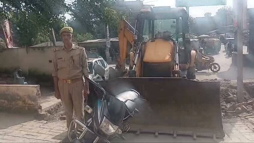 माफिया कुंटू सिंह के सहयोगी की 28.90 लाख की संपत्ति जब्त, जेसीबी और बाइक पर कार्रवाई, गैंगस्टर एक्ट के तहत जिलाधिकारी के आदेश पर पुलिस ने की कार्रवाई, आरोपी पर सात मुकदमे दर्ज
आजमगढ़
https://abckhabar.in/?p=8882