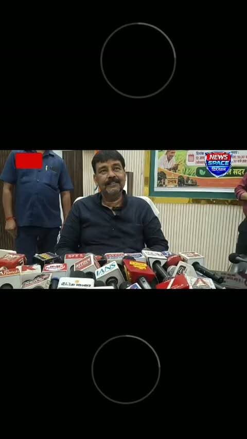 उन्नाव में बाढ़ और बारिश से बर्बाद हुई फसलों का मुआवजा, 10 हजार किसानों को मिले 4 करोड़ रुपये,बीजेपी सदर विधायक पंकज गुप्ता ने दी मामले की जानकारी
इस पंकज गुप्ता, उन्नाव DM घनश्याम मीना समेत तमाम अधिकार्यक्रम में उन्नाव बीजेपी सदर विधायककारी मौजूद रहे,