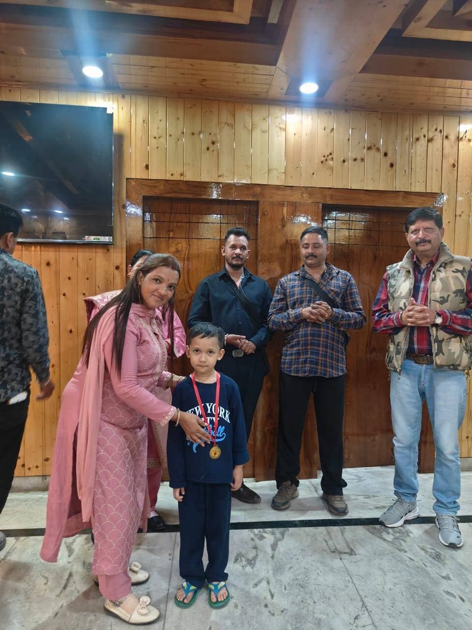 सोलन में शहरी इंटक फेडरेशन की मासिक बैठक संपन्न, बच्चों की मनमोहक प्रस्तुतियों के साथ नशे के खिलाफ जागरूकता का संदेश
सोलन, 10 अक्टूबर। सोलन में शहरी इंटक फेडरेशन की मासिक बैठक शहरी इंटक अध्यक्ष श्री संजीव शर्मा की अध्यक्षता में सफलतापूर्वक संपन्न हुई। बैठक में संगठन की गतिविधियों, आपसी समन्वय, श्रमिक हितों और सामाजिक जिम्मेदारियों पर विस्तार से चर्चा की गई।
इस अवसर पर शहरी इंटक अध्यक्ष श्री संजीव शर्मा ने कहा कि संगठन श्रमिकों के अधिकारों की रक्षा के साथ-साथ समाज में सकारात्मक बदलाव लाने के लिए भी प्रतिबद्ध है। उन्होंने युवाओं में बढ़ती नशे की प्रवृत्ति पर चिंता व्यक्त करते हुए कहा कि युवाओं को नशे से दूर रखना और उन्हें शिक्षा, खेलकूद तथा रचनात्मक गतिविधियों से जोड़ना हम सभी की सामूहिक जिम्मेदारी है। उन्होंने अभिभावकों, सामाजिक संगठनों और युवाओं से नशे के विरुद्ध जागरूकता फैलाने तथा स्वस्थ एवं नशामुक्त समाज के निर्माण में सहयोग देने का आह्वान किया।
कार्यक्रम के दौरान नन्हे-मुन्ने बच्चों ने आकर्षक एवं मनमोहक प्रस्तुतियों से उपस्थित लोगों का मन मोह लिया। बच्चों की प्रतिभा और उत्साह की सभी ने सराहना की। कार्यक्रम के अंत में श्री संजीव शर्मा ने बच्चों को सम्मानित कर उनका उत्साहवर्धन किया। बच्चों की प्रस्तुतियों ने कार्यक्रम को यादगार बनाने के साथ-साथ नई पीढ़ी की प्रतिभा को प्रोत्साहित करने का संदेश भी दिया।
इस अवसर पर महिला इंटक फेडरेशन की प्रदेश अध्यक्ष श्रीमती लक्ष्मी चौहान की विशेष उपस्थिति रही। साथ ही इंटक महासंघ के प्रदेश कानूनी सलाहकार अधिवक्ता श्री आदित्य ठाकुर, प्रदेश महासचिव (संगठन) श्रीमती आरती शांडिल, शहरी उपाध्यक्ष श्रीमती मधु ठाकुर सहित संगठन के अन्य पदाधिकारी एवं सदस्य उपस्थित रहे।
बैठक सौहार्दपूर्ण वातावरण में संपन्न हुई। उपस्थित पदाधिकारियों एवं सदस्यों ने संगठन की एकजुटता मजबूत करने, श्रमिकों के अधिकारों के लिए सक्रिय रूप से कार्य करने तथा नशामुक्त और जागरूक समाज के निर्माण में अपनी भूमिका निभाने का संकल्प व्यक्त किया।