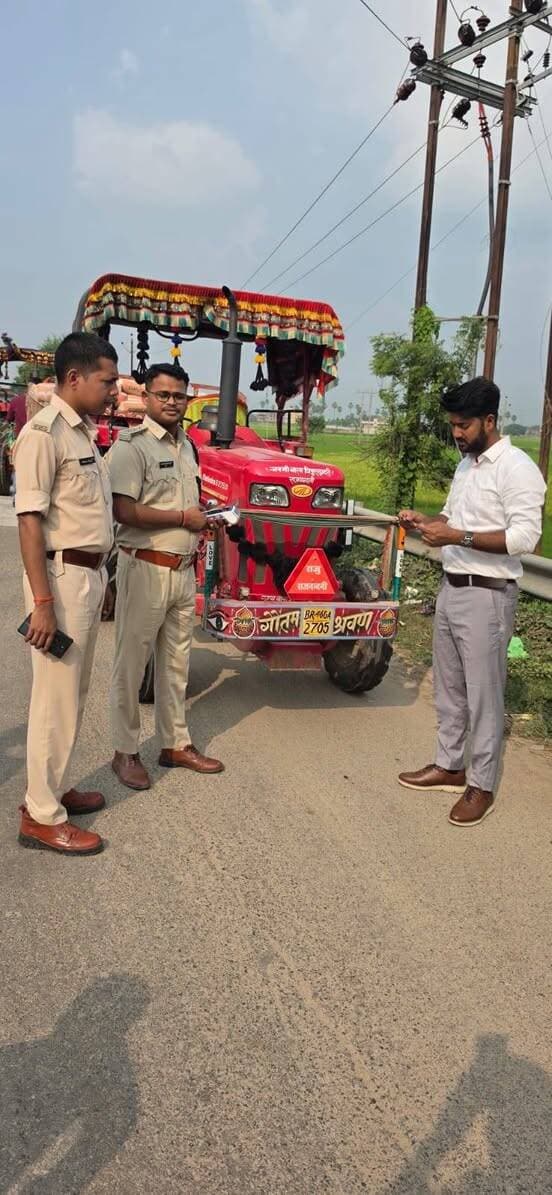 सड़क सुरक्षा एवं हेलमेट जागरूकता अभियान
परिवहन विभाग के निर्देशानुसार, जिला परिवहन विभाग, लखीसराय की टीम द्वारा आज सड़क दुर्घटनाओं में कमी लाने तथा यातायात नियमों का सख्ती से अनुपालन सुनिश्चित कराने के उद्देश्य से बी.एड. कॉलेज मोड़ पर विशेष जाँच एवं प्रवर्तन अभियान चलाया गया।
अभियान के दौरान यातायात नियमों का उल्लंघन करने वाले 11 वाहन चालकों के विरुद्ध चालान की कार्रवाई की गई तथा कुल ₹38,500/- का जुर्माना वसूल किया गया।
जाँच अभियान के दौरान दोपहिया वाहन चालकों द्वारा हेलमेट के उपयोग, चारपहिया वाहनों में सीट बेल्ट के अनुपालन, ट्रैक्टरों के आवश्यक कागजात, बसों की छतों पर यात्रियों के अनधिकृत परिवहन तथा वाहनों द्वारा निर्धारित गति सीमा के उल्लंघन सहित विभिन्न यातायात नियमों की जाँच की गई।