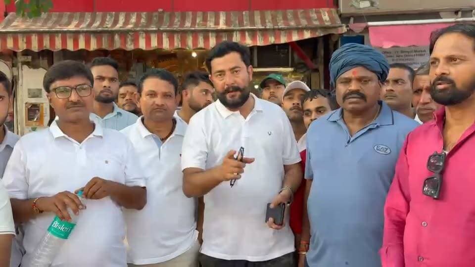 हरदोई कांग्रेस कार्यालय के बाहर बैनर क्षतिग्रस्त करने और चित्र पर कालिख लगाने का आरोप, जिलाध्यक्ष ने एसपी से की शिकायत
हरदोई। जिला कांग्रेस कार्यालय के बाहर पार्टी का बैनर क्षतिग्रस्त करने और जिला कांग्रेस अध्यक्ष विक्रम पांडे के चित्र पर कालिख लगाने का मामला सामने आया है। जिला कांग्रेस अध्यक्ष ने इस संबंध में पुलिस अधीक्षक को शिकायती पत्र देकर संबंधित लोगों के खिलाफ कानूनी कार्रवाई की मांग की है। उन्होंने मौके पर मौजूद पुलिसकर्मियों की भूमिका की भी निष्पक्ष जांच कराने की मांग उठाई है।
पुलिस अधीक्षक को दिए गए शिकायती पत्र में विक्रम पांडे ने आरोप लगाया कि 12 अक्टूबर 2026 को केंद्रीय नेतृत्व के निर्देश पर वह कांग्रेस के वरिष्ठ नेताओं के साथ दिल्ली में आयोजित कार्यक्रम में शामिल होने गए थे। इसी दौरान हरदोई स्थित जिला कांग्रेस कार्यालय, जो बंद था और जिस पर ताला लगा हुआ था, के बाहर भाजपा महिला मोर्चा से संबंधित कुछ महिलाओं ने कथित तौर पर कांग्रेस के बैनर को क्षतिग्रस्त कर दिया और बैनर पर लगे उनके चित्र पर कालिख लगा दी।
विक्रम पांडे ने इस घटना को आपत्तिजनक और अपमानजनक बताते हुए उपलब्ध फोटो एवं वीडियो के आधार पर संबंधित व्यक्तियों की पहचान कर उनके विरुद्ध कानून के अनुसार कार्रवाई की मांग की है। उन्होंने कहा कि घटना के समय मौके पर पुलिस अधिकारियों और कर्मचारियों की मौजूदगी भी दिखाई दे रही है। ऐसे में यह जांच की जानी चाहिए कि पुलिस की मौजूदगी के बावजूद कथित घटना को क्यों नहीं रोका गया और तत्काल कार्रवाई क्यों नहीं की गई।
जिला कांग्रेस अध्यक्ष ने संबंधित पुलिसकर्मियों की भूमिका की निष्पक्ष जांच कराए जाने और यदि लापरवाही सामने आए तो नियमानुसार कार्रवाई करने का भी अनुरोध किया है।
उन्होंने अपने शिकायती पत्र में कहा कि कांग्रेस पार्टी कानून और संविधान में विश्वास रखती है तथा राजनीतिक प्रतिशोध के बजाय निष्पक्ष कानूनी कार्रवाई चाहती है। उन्होंने पुलिस प्रशासन से मामले को गंभीरता से लेते हुए आवश्यक कदम उठाने और भविष्य में ऐसी घटनाओं की पुनरावृत्ति रोकने की अपील की है।