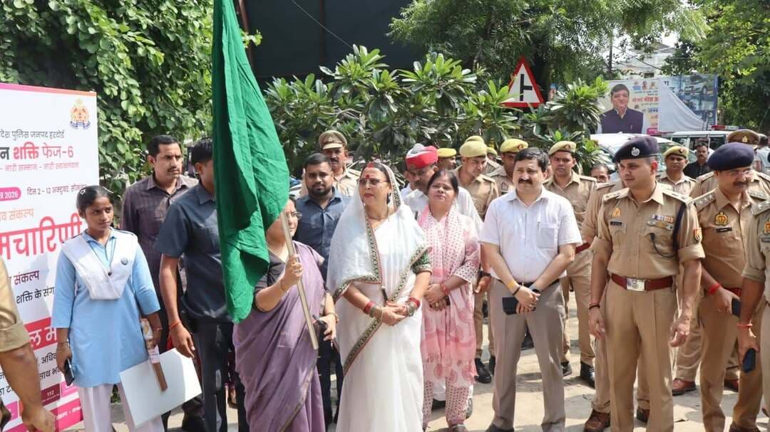 हरदोई में मिशन शक्ति फेज-6.0 का शुभारंभ, राज्यमंत्री रजनी तिवारी ने जागरूकता रैली को दिखाई हरी झंडी
हरदोई। महिलाओं और बालिकाओं की सुरक्षा, सम्मान, स्वावलंबन एवं सशक्तीकरण को बढ़ावा देने के उद्देश्य से सोमवार को पुलिस लाइन हरदोई में मिशन शक्ति फेज-6.0 का शुभारंभ किया गया। इस दौरान उच्च शिक्षा राज्यमंत्री रजनी तिवारी और जिला पंचायत अध्यक्ष प्रेमावती ने महिला पुलिसकर्मियों एवं छात्राओं की जागरूकता पैदल रैली को हरी झंडी दिखाकर रवाना किया। कार्यक्रम में जिलाधिकारी राहुल पांडेय और पुलिस अधीक्षक अशोक कुमार मीणा सहित पुलिस एवं प्रशासनिक अधिकारी मौजूद रहे।
रैली के माध्यम से महिला सुरक्षा, लैंगिक समानता, नारी सम्मान और महिला सशक्तीकरण का संदेश दिया गया। महिला पुलिसकर्मियों और छात्राओं की सहभागिता के जरिए महिलाओं एवं बालिकाओं को उनके अधिकारों के प्रति जागरूक करने तथा सुरक्षा के प्रति सजग रहने का आह्वान किया गया।
मिशन शक्ति अभियान के तहत जिले के सभी थाना क्षेत्रों में जागरूकता गतिविधियां संचालित की जा रही हैं। पुलिस की मिशन शक्ति टीमें विद्यालयों, महाविद्यालयों, बाजारों, सार्वजनिक स्थलों और ग्रामीण एवं शहरी क्षेत्रों में पहुंचकर महिलाओं तथा बालिकाओं को उनके कानूनी अधिकारों, सुरक्षा उपायों और महिला कल्याणकारी योजनाओं की जानकारी दे रही हैं।
अभियान के दौरान महिलाओं एवं बालिकाओं को महिला पावर लाइन 1090, पुलिस आपातकालीन सेवा 112, महिला हेल्पलाइन 181, चाइल्ड हेल्पलाइन 1098 और साइबर अपराध हेल्पलाइन 1930 के बारे में बताया जा रहा है। साथ ही छेड़छाड़, उत्पीड़न, घरेलू हिंसा और साइबर अपराध जैसी घटनाओं का सामना करने पर बिना भय पुलिस से सहायता लेने और शिकायत दर्ज कराने के लिए प्रेरित किया जा रहा है।
राज्यमंत्री रजनी तिवारी ने कहा कि मिशन शक्ति अभियान का उद्देश्य महिलाओं एवं बालिकाओं को सुरक्षित वातावरण उपलब्ध कराने के साथ उन्हें अपने अधिकारों के प्रति जागरूक करना और आत्मनिर्भर बनने के लिए प्रोत्साहित करना है। अभियान के माध्यम से शासन की महिला कल्याणकारी योजनाओं और सुरक्षा संबंधी व्यवस्थाओं की जानकारी जन-जन तक पहुंचाई जाएगी।
पुलिस अधीक्षक अशोक कुमार मीणा के निर्देशन में सभी थाना प्रभारियों और मिशन शक्ति टीमों को महिलाओं की शिकायतों को संवेदनशीलता एवं प्राथमिकता से सुनने और उन पर त्वरित कार्रवाई करने के निर्देश दिए गए हैं। शिक्षण संस्थानों, सार्वजनिक स्थलों और भीड़भाड़ वाले क्षेत्रों में महिला सुरक्षा को लेकर सतर्कता बरतने पर भी जोर दिया जा रहा है।
मिशन शक्ति फेज-6.0 के माध्यम से महिलाओं एवं बालिकाओं में आत्मविश्वास और आत्मनिर्भरता बढ़ाने के साथ समाज में नारी सम्मान की भावना मजबूत करने का प्रयास किया जा रहा है। हरदोई पुलिस ने आमजन से महिला सुरक्षा एवं सम्मान सुनिश्चित करने में सहयोग करने और किसी भी उत्पीड़न संबंधी घटना की जानकारी तत्काल पुलिस को देने की अपील की है।