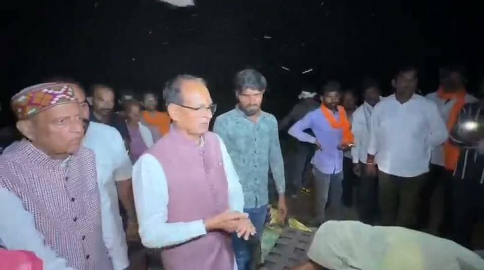 शिवराज सिँह चौहान के गृह क्षेत्र मे आदिवासियों ला घर गिराया, हुए नाराज, क्या cm मोहन यादव नहीं सुन रहे पूर्व मुख्यमंत्री की बात
