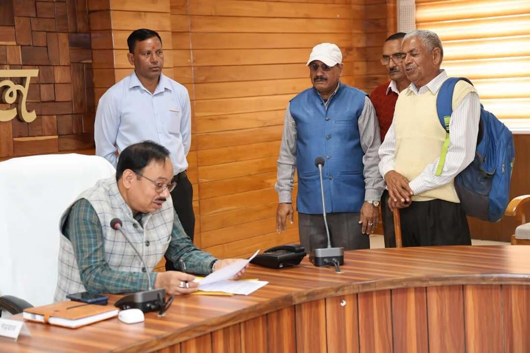 📢 पौड़ी में जनता दर्शन: सीडीओ ने सुनीं 20 शिकायतें, अधिकारियों को त्वरित निस्तारण के निर्देश
मुख्य विकास अधिकारी अशोक जोशी की अध्यक्षता में आयोजित जनता दर्शन कार्यक्रम में आमजन की 20 शिकायतें सुनी गईं। पेयजल, सड़क, बिजली, पेंशन, किसान सम्मान निधि और जनकल्याणकारी योजनाओं से जुड़ी समस्याओं पर अधिकारियों को प्राथमिकता से कार्रवाई करने के निर्देश दिए गए।
सीडीओ ने कांडई गांव में गंदे पानी की निकासी के लिए नाली निर्माण जल्द शुरू कराने, दोमटखाल मोटर मार्ग पर क्षतिग्रस्त स्कपर की मरम्मत और नौली सहित विभिन्न गांवों में पेयजल आपूर्ति सुचारू करने के निर्देश दिए। इसके अलावा विधवा पेंशन, प्रधानमंत्री आवास योजना, किसान सम्मान निधि और जंगली जानवरों के आतंक से जुड़ी शिकायतों पर भी आवश्यक कार्रवाई करने को कहा।
सीडीओ ने अधिकारियों को निर्देशित किया कि सभी शिकायतों का समयबद्ध निस्तारण सुनिश्चित करें और जनसमस्याओं के समाधान में लापरवाही न बरतें।
#PauriGarhwal #JantaDarshan #AshokJoshi #Uttarakhand #जनसमस्याएं