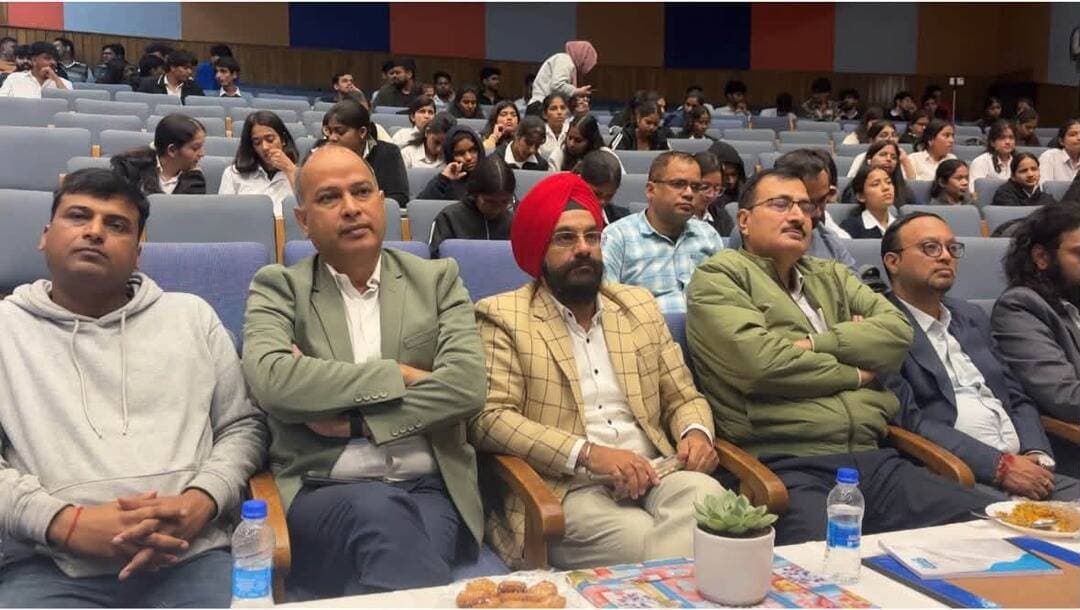 📢 घुड़दौड़ी में इंजीनियरिंग विद्यार्थियों को मिला करियर मार्गदर्शन
घुड़दौड़ी स्थित गोविंद बल्लभ पंत इंस्टीट्यूट ऑफ इंजीनियरिंग एंड टेक्नोलॉजी में क्षेत्रीय सेवायोजन कार्यालय लैंसडाउन की ओर से करियर परामर्श एवं प्रेरणा कार्यशाला आयोजित की गई।
‘भविष्य के लिए तैयार इंजीनियर: करियर, कौशल, नवाचार एवं अवसर’ विषय पर आयोजित कार्यशाला में विद्यार्थियों को करियर के नए विकल्पों, कौशल विकास, अप्रेंटिसशिप, उद्यमिता, स्टार्टअप और केंद्र व राज्य सरकार की रोजगारपरक योजनाओं की जानकारी दी गई।
क्षेत्रीय सेवायोजन अधिकारी अजय सिंह और करियर काउंसलर हेमंत काला ने विद्यार्थियों को सही करियर चयन और भविष्य की बेहतर योजना बनाने के लिए प्रेरित किया। वहीं, छात्राओं रचयिता और असमी नैथानी ने कार्यशाला को उपयोगी बताते हुए कहा कि इससे उन्हें करियर के नए विकल्पों और सरकारी योजनाओं के बारे में महत्वपूर्ण जानकारी मिली।
#PauriGarhwal #CareerGuidance #Uttarakhand #Employment #SkillDevelopment