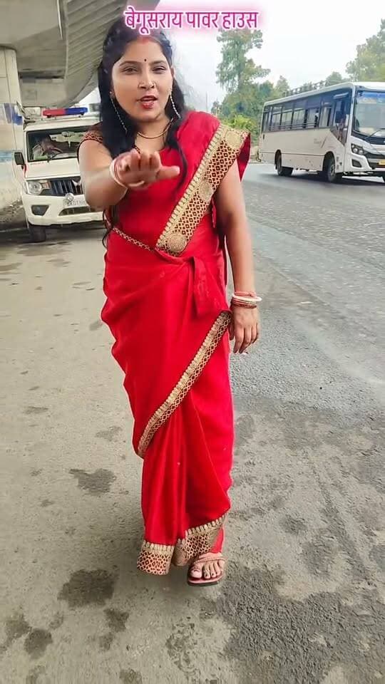 बेगूसराय के पावर हाउस चौक पर महिला ने पुलिस के सामने बने Reel अब हो गया वीडियो वायरल