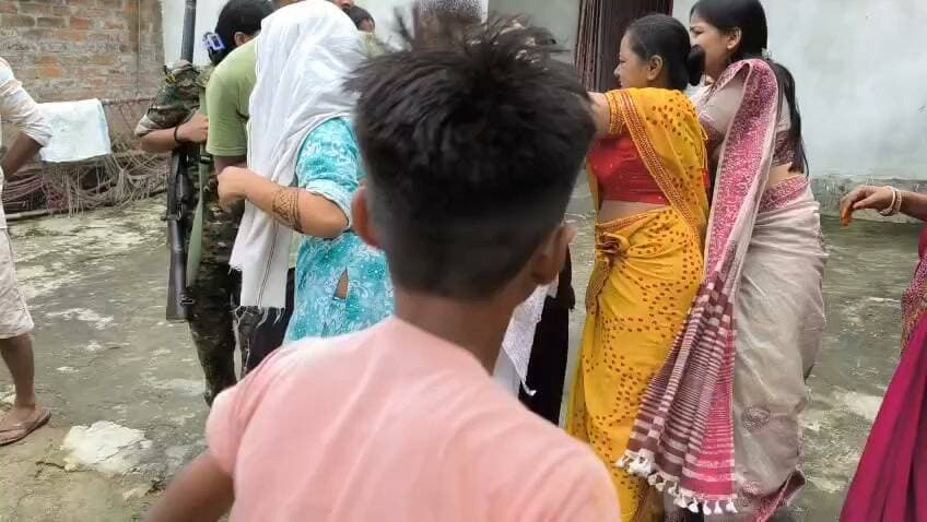 हसनपुर में लड़की को प्रेमी के घर से निकालकर ले जाने में हुआ जमकर हंगामा...