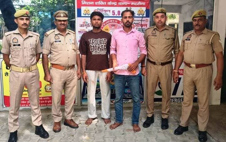 फिरोजाबाद: मटसेना पुलिस ने अवैध तमंचे से गोली चलाने वाले दो वांछित अभियुक्तों को गिरफ्तार कर भेजा जेल|
फिरोजाबाद थाना मटसेना पुलिस को मिली बड़ी सफलता मुखबिर की सूचना पर चेकिंग के दौरान 273/26 में वांछित 2 अभियुक्त सत्यभान उर्फ भूरा व लक्की गिरफ्तार।
एक के पास से 315 बोर का अवैध तमंचा, जिंदा और खोखा कारतूस बरामद।
पुलिस ने आर्म्स एक्ट बढ़ाकर न्यायालय में पेश किया।
#FirozabadNews #MatsenaPolice #UPPolice #CrimeNews #DDMNews