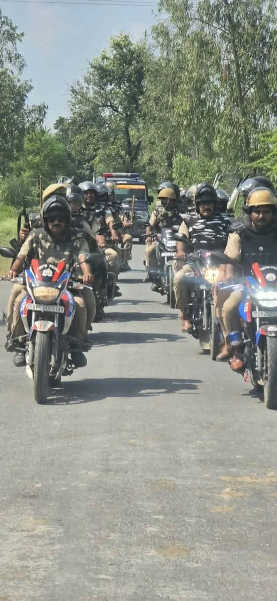 🚨 **त्योहारों के मद्देनजर जामों में पुलिस का फ्लैग मार्च, सुरक्षा व्यवस्था को लेकर अलर्ट!**
**
- अमेठी: त्योहारों को लेकर पुलिस अलर्ट
- जामों थाना क्षेत्र में पैदल व बाइक से फ्लैग मार्च
- त्योहारों पर शांति व्यवस्था बनाए रखने के लिए पुलिस सतर्क
- सुरक्षा व्यवस्था का संदेश देने सड़कों पर उतरी पुलिस
- त्योहारों को शांतिपूर्ण ढंग से संपन्न कराने की तैयारी
देखिए तस्वीरें
Amethi Police UP Police शरद द्विवेदी Arvind Pal DM Amethi